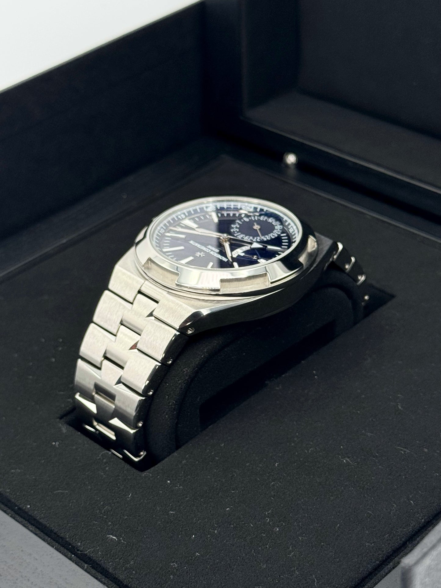 2023 Vacheron Constantin Overseas Dual Time 41mm 7900V Blue Dial - MyWatchLLC