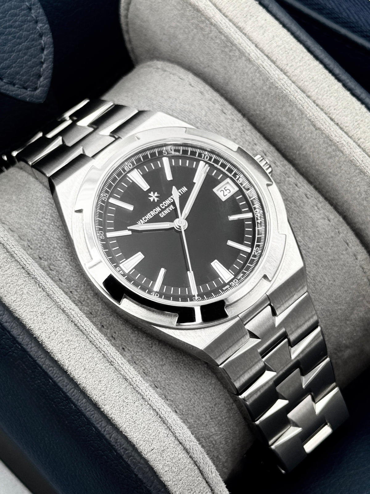 2025 Vacheron Constantin Overseas 41mm 4520V Stainless Steel Black Dial - MyWatchLLC
