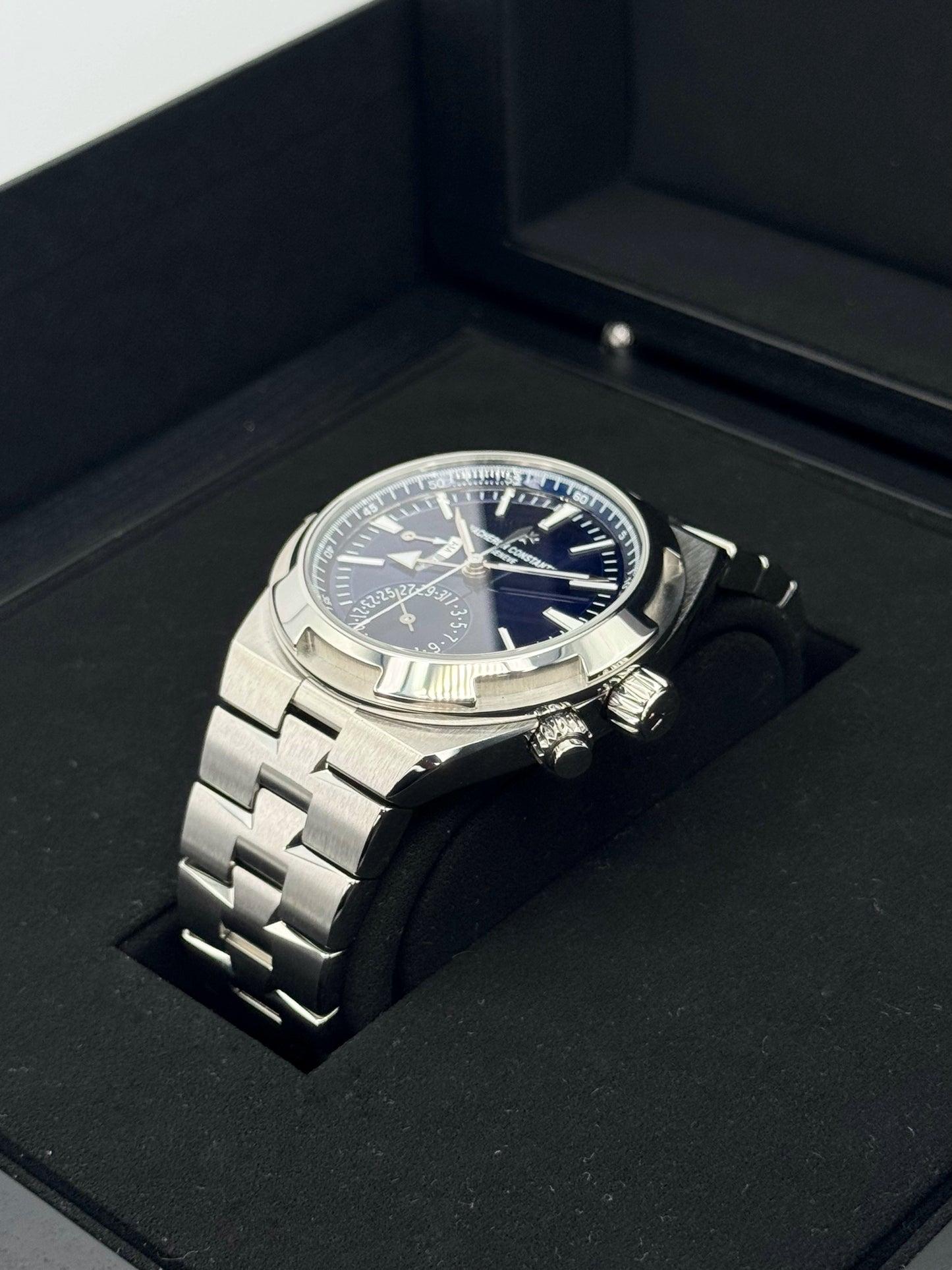 2023 Vacheron Constantin Overseas Dual Time 41mm 7900V Blue Dial - MyWatchLLC