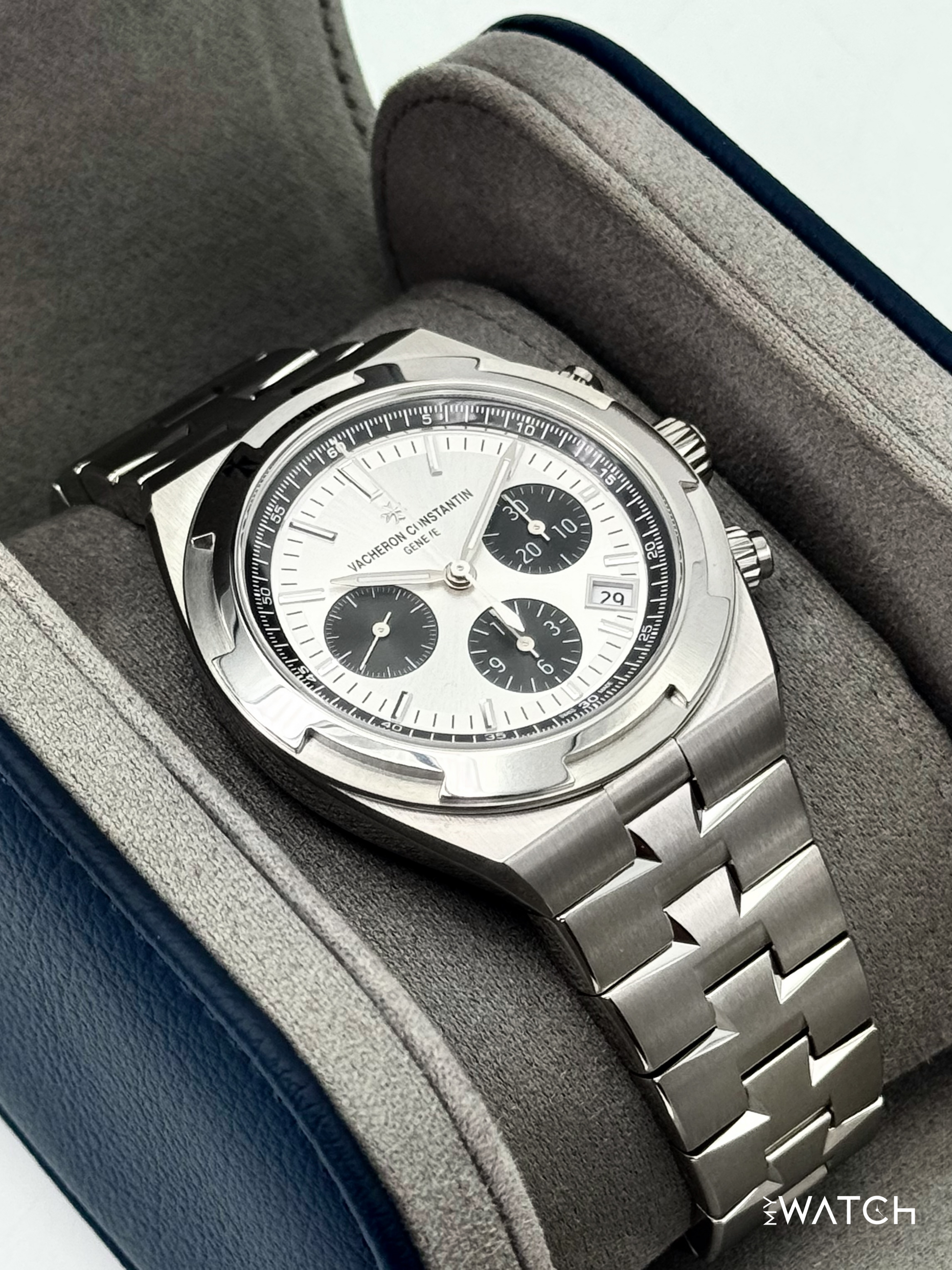 2025 Vacheron Constantin Overseas 42.5mm 5520V Stainless Steel Silver Dial - MyWatchLLC