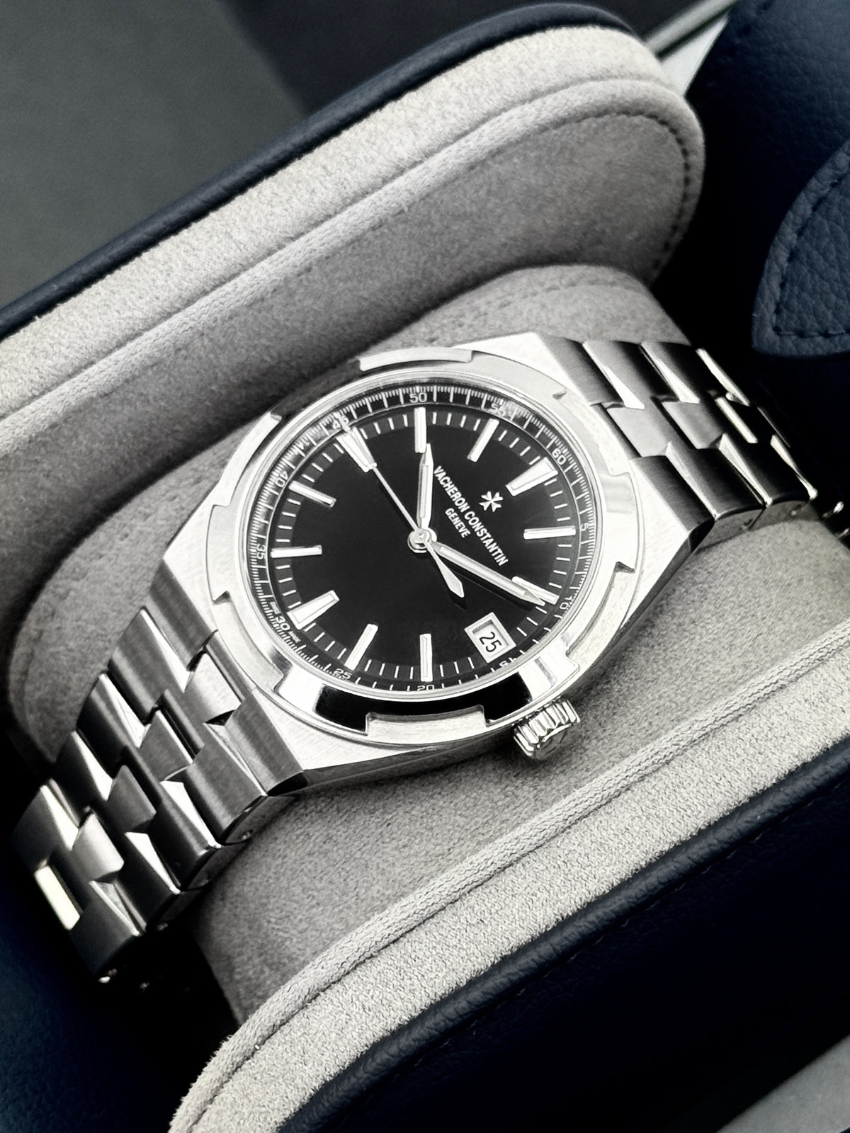 2025 Vacheron Constantin Overseas 41mm 4520V Stainless Steel Black Dial - MyWatchLLC
