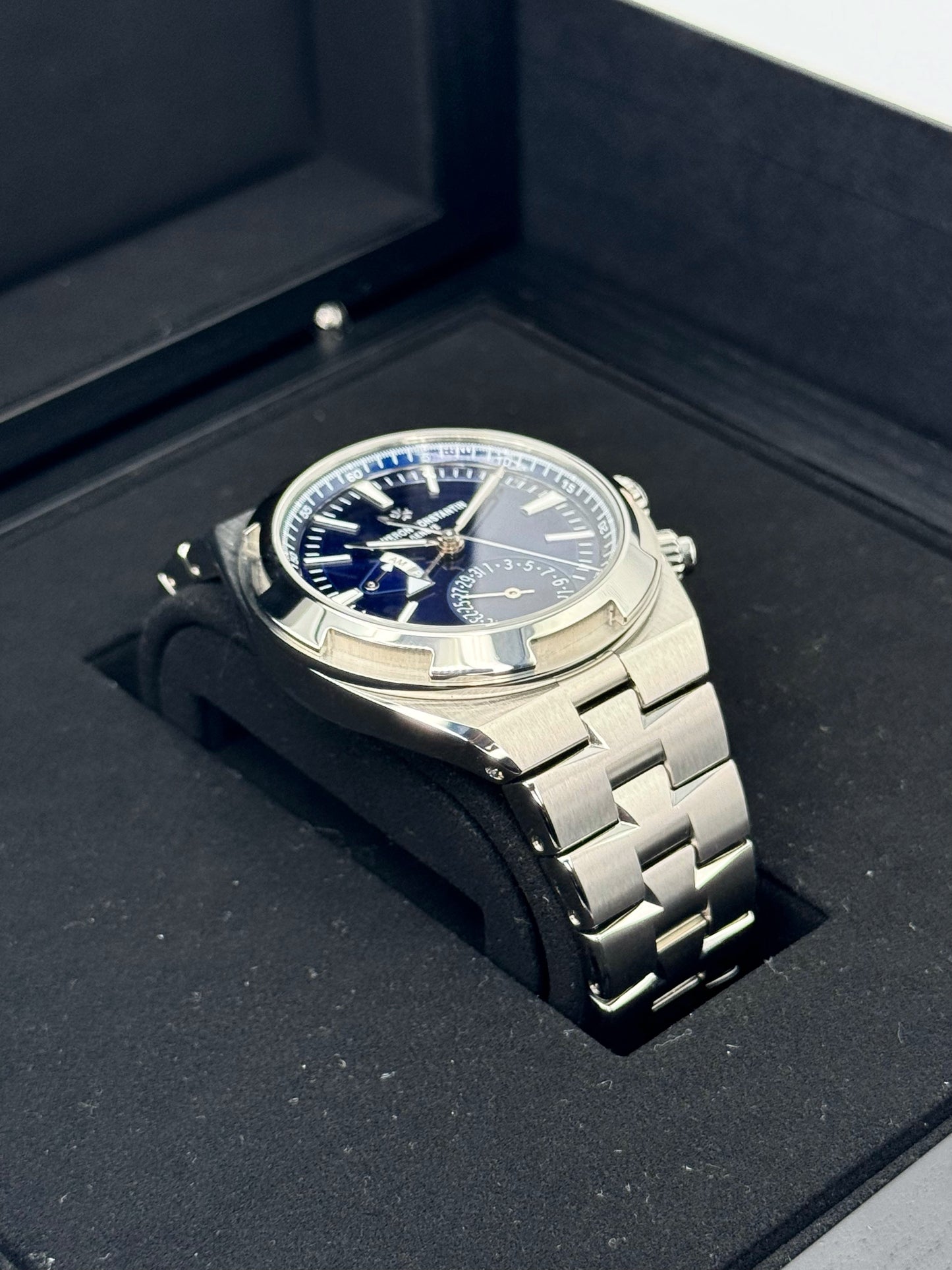 2023 Vacheron Constantin Overseas Dual Time 41mm 7900V Blue Dial - MyWatchLLC