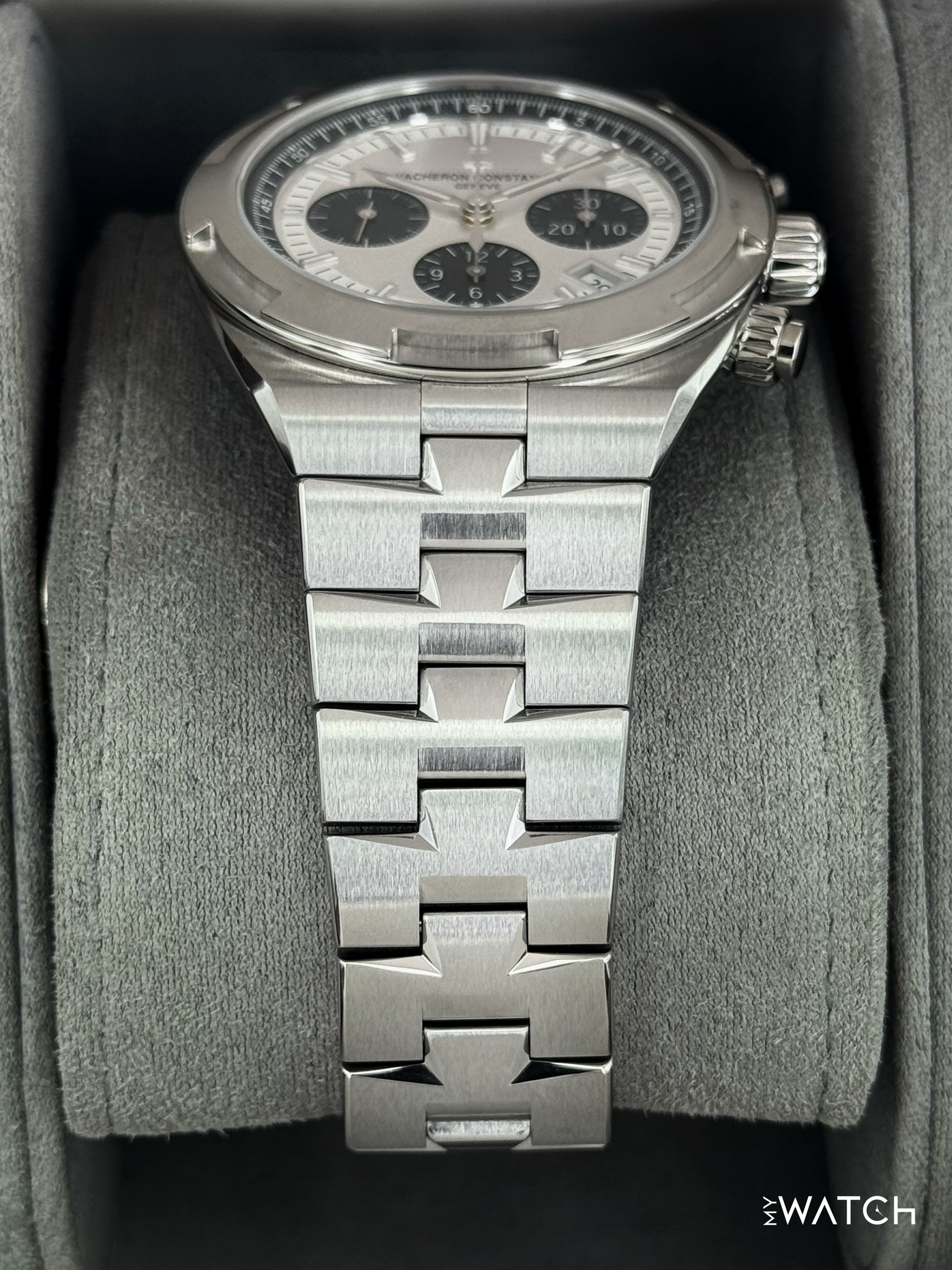 2025 Vacheron Constantin Overseas 42.5mm 5520V Stainless Steel Silver Dial - MyWatchLLC