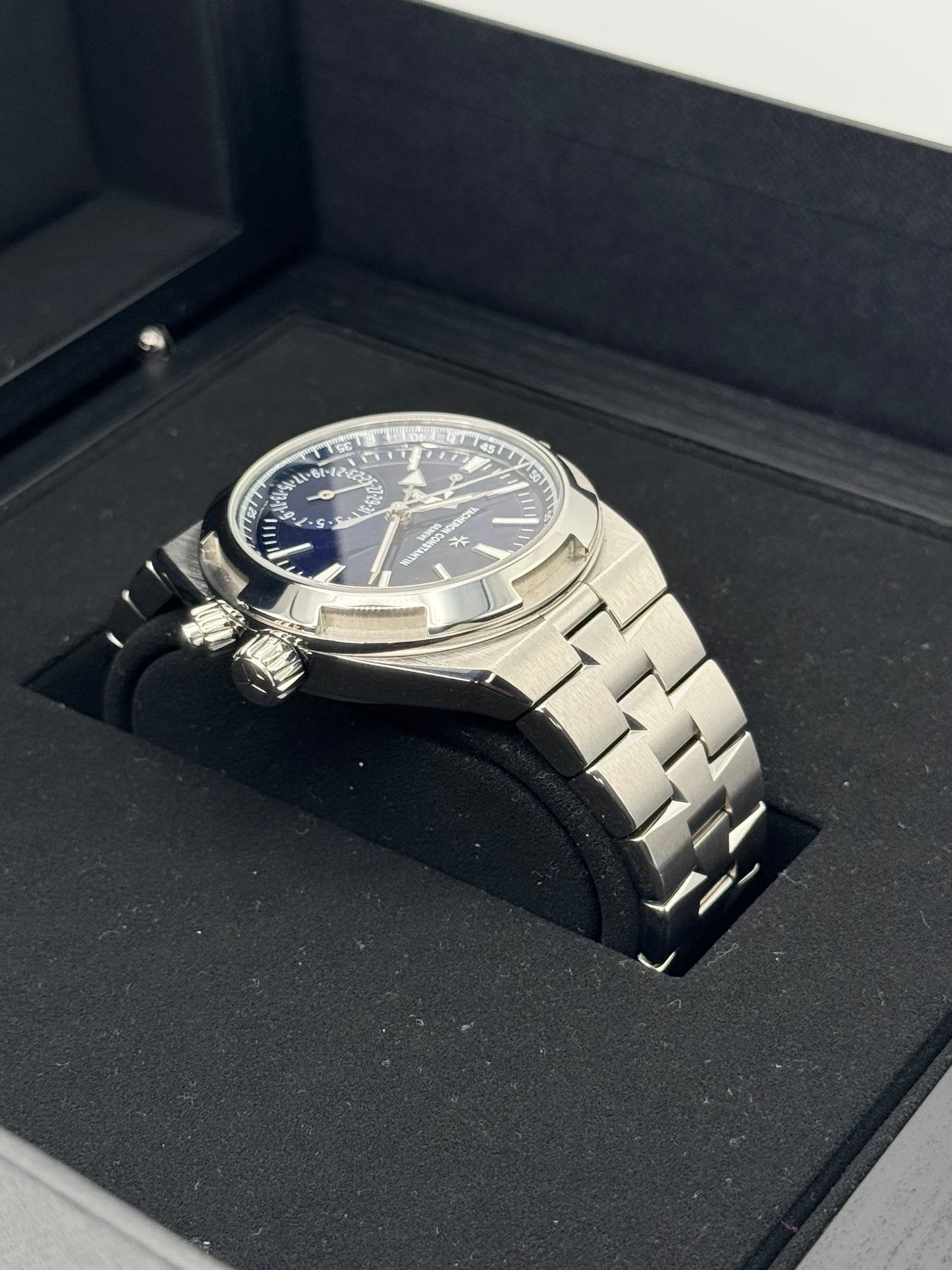 2023 Vacheron Constantin Overseas Dual Time 41mm 7900V Blue Dial - MyWatchLLC