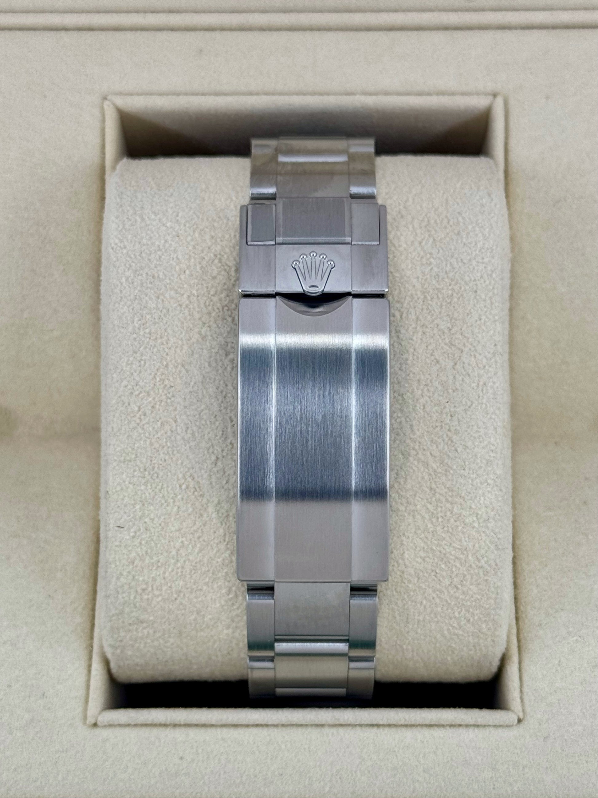 NEW OLD STOCK 2019 Rolex Submariner “Hulk” 40mm 116610LV Green Dial - MyWatchLLC