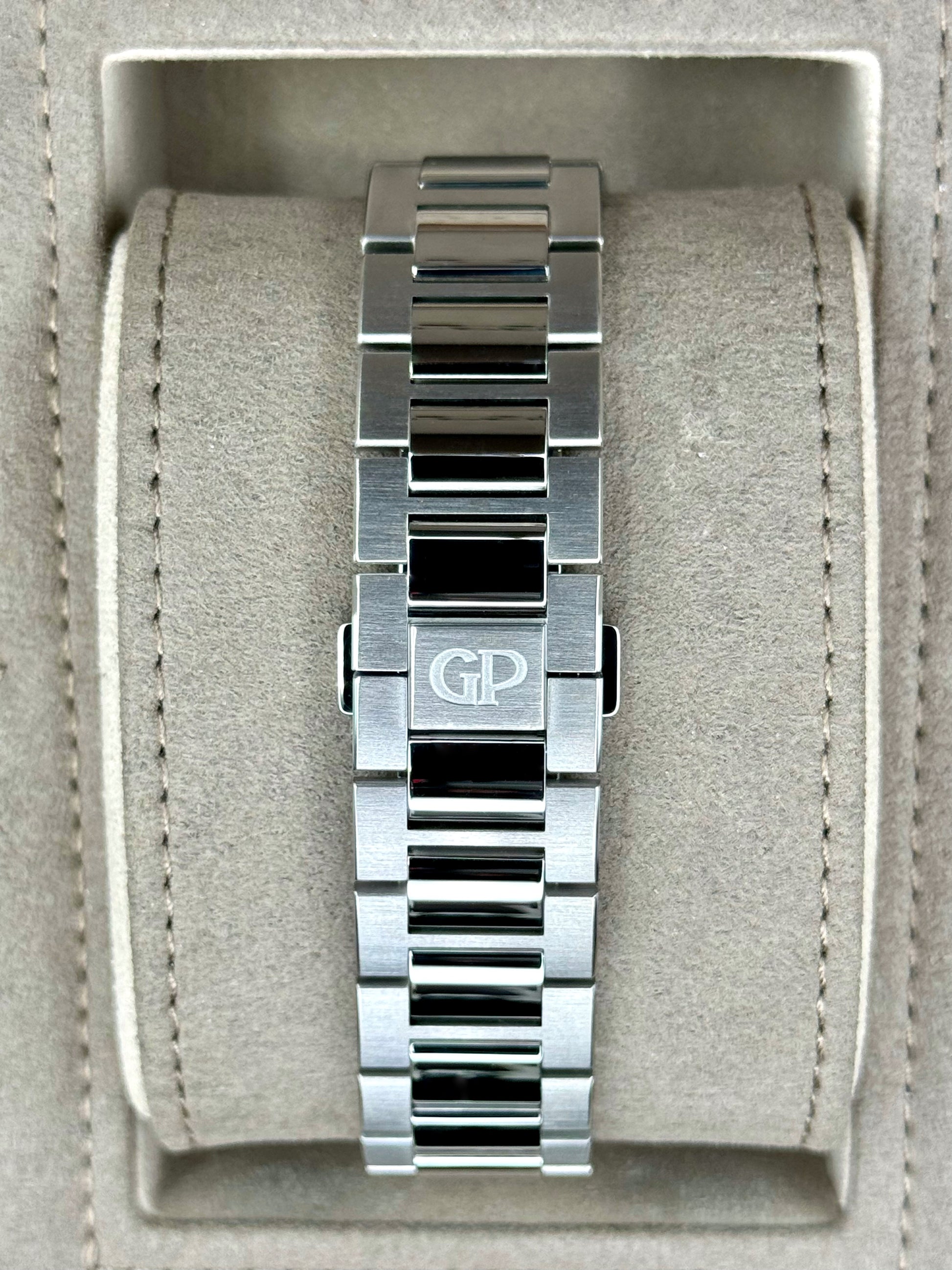 2022 Girard-Perregaux Laureato 42mm 81015-11-001-11A Skelton Dial - MyWatchLLC