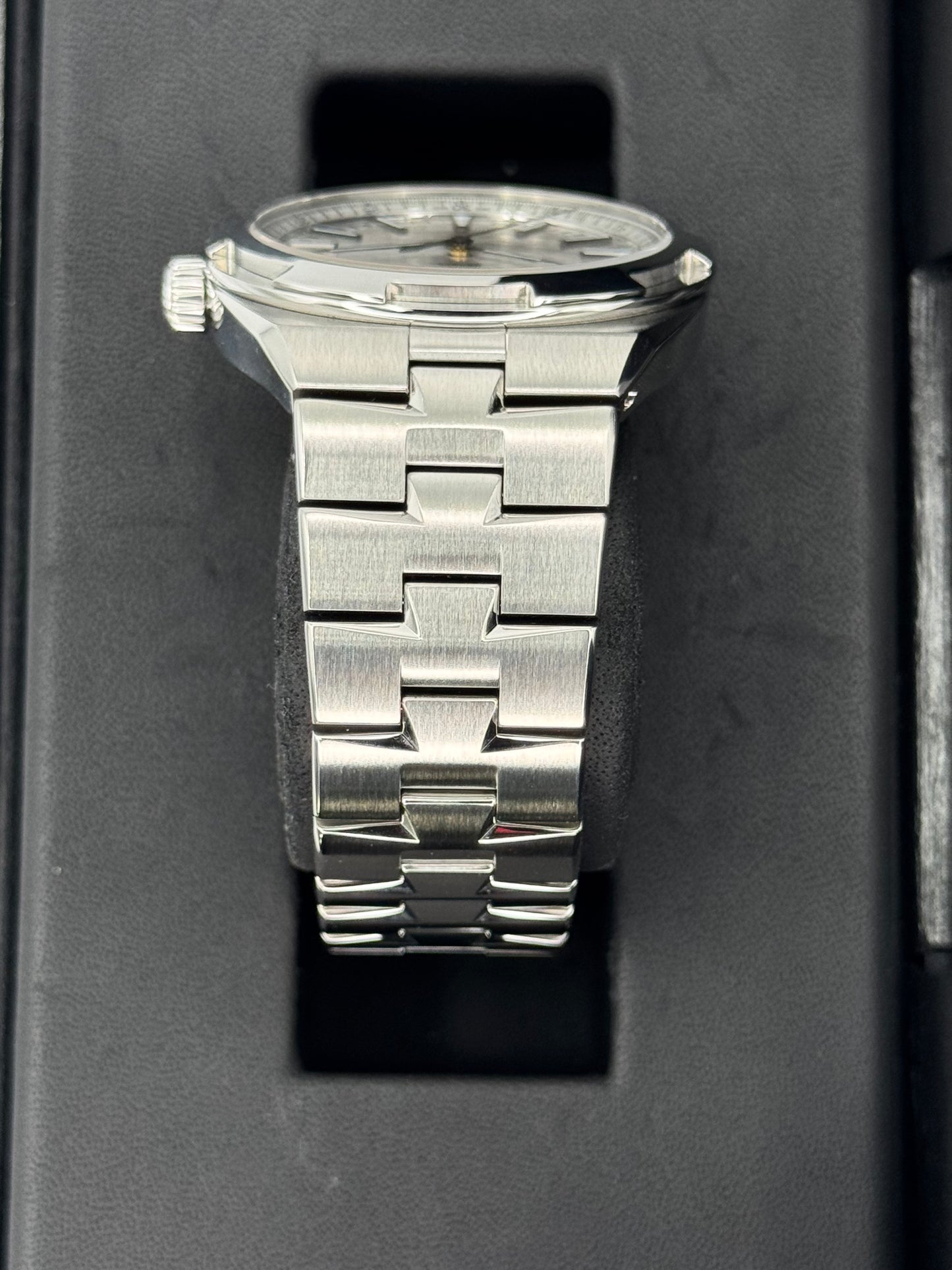 2018 Vacheron Constantin Overseas 41mm 4500V Stainless Silver Dial - MyWatchLLC