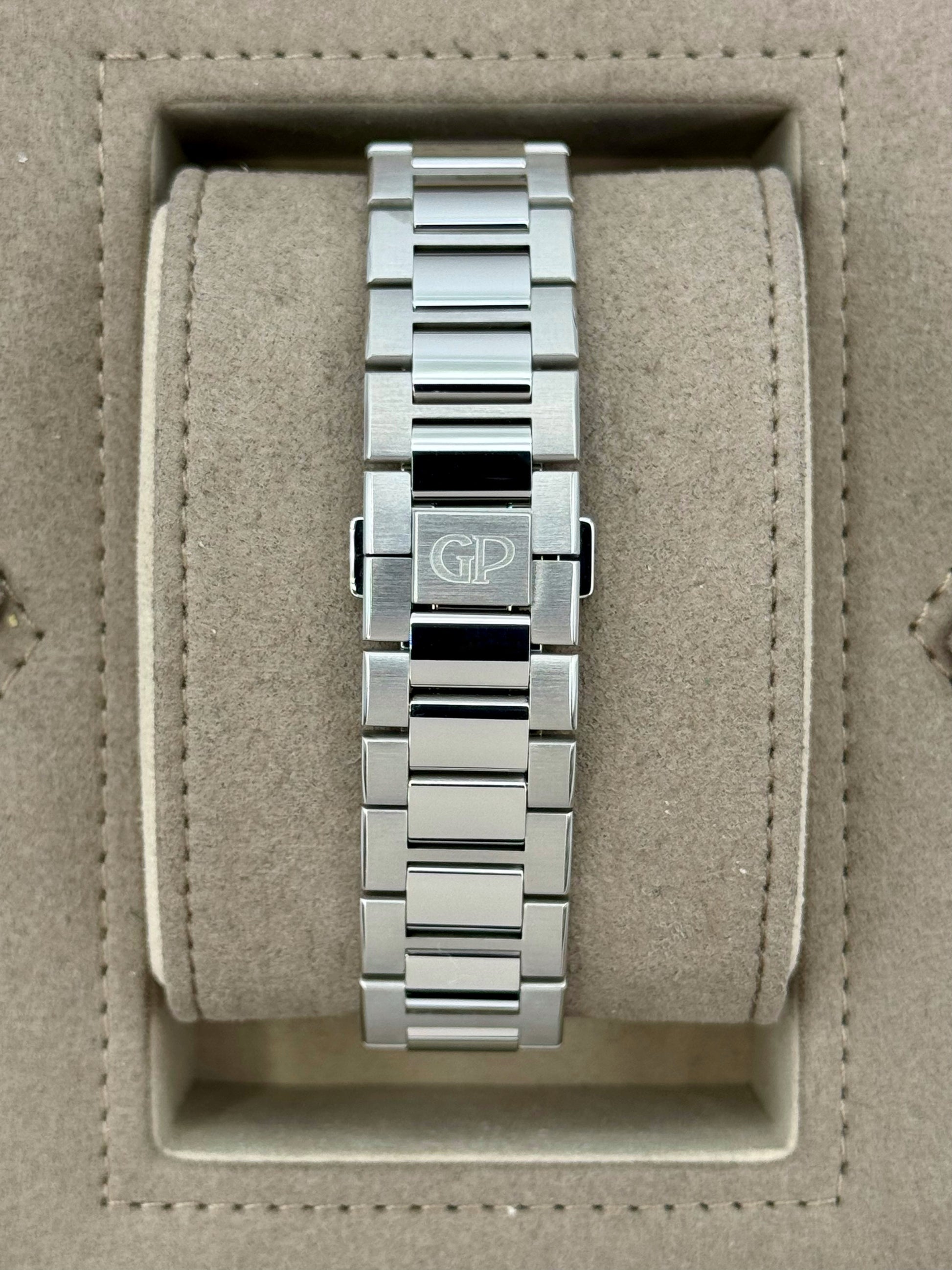 2022 Girard-Perregaux Laureato Chronograph 42mm 81020-11-431-11A Blue Dial - MyWatchLLC