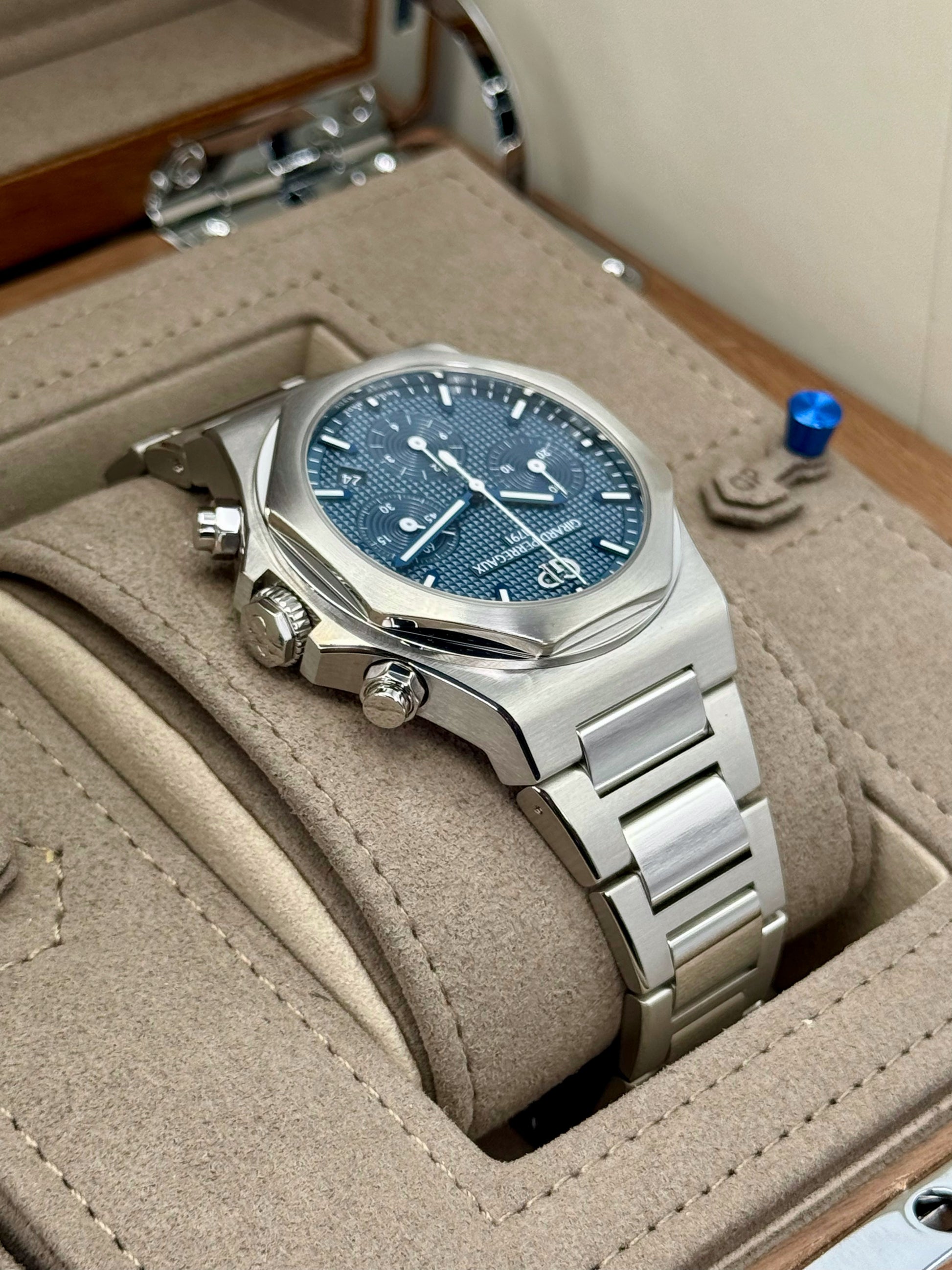 2022 Girard-Perregaux Laureato Chronograph 42mm 81020-11-431-11A Blue Dial - MyWatchLLC