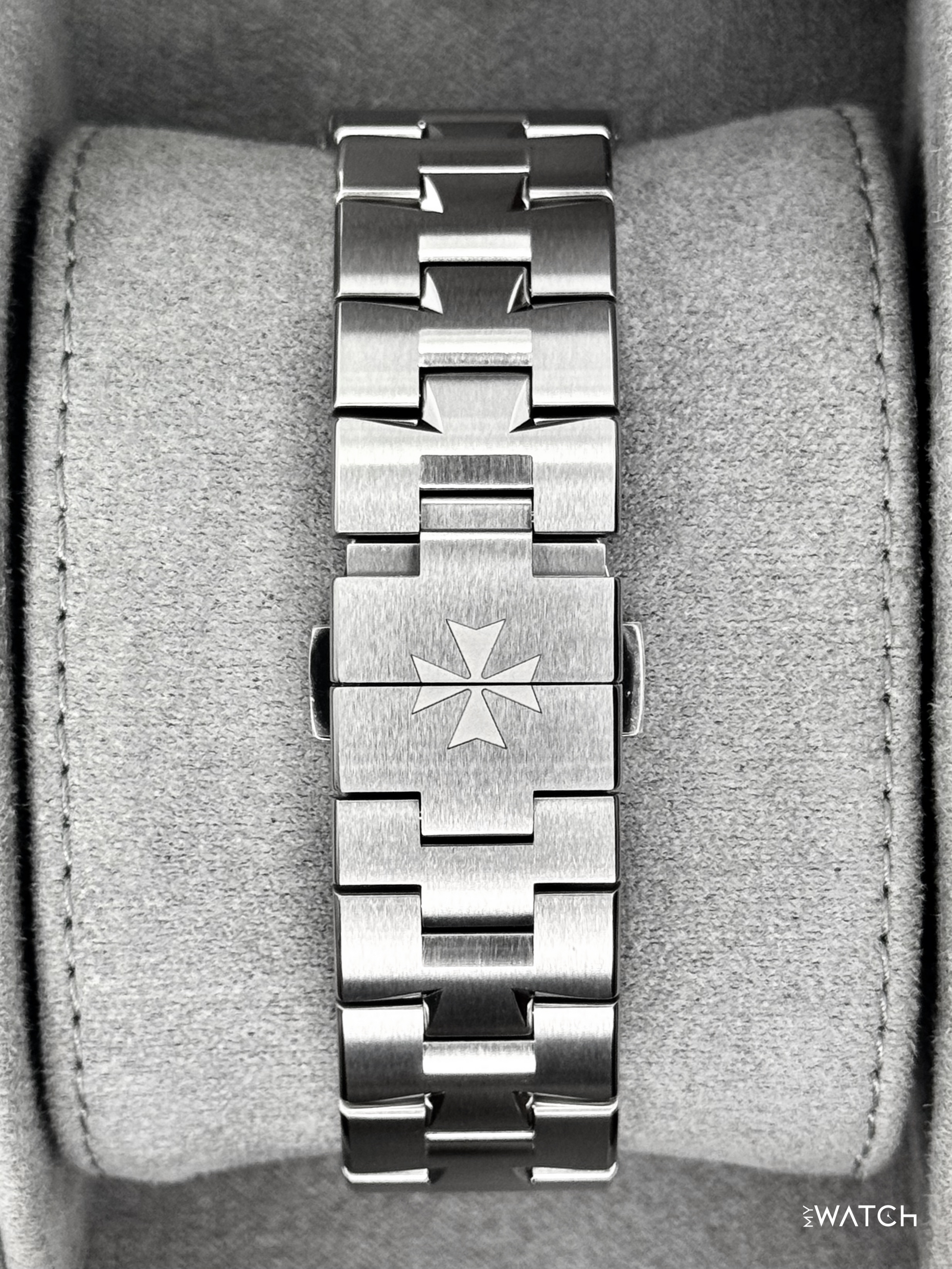 2025 Vacheron Constantin Overseas 42.5mm 5520V Stainless Steel Silver Dial - MyWatchLLC