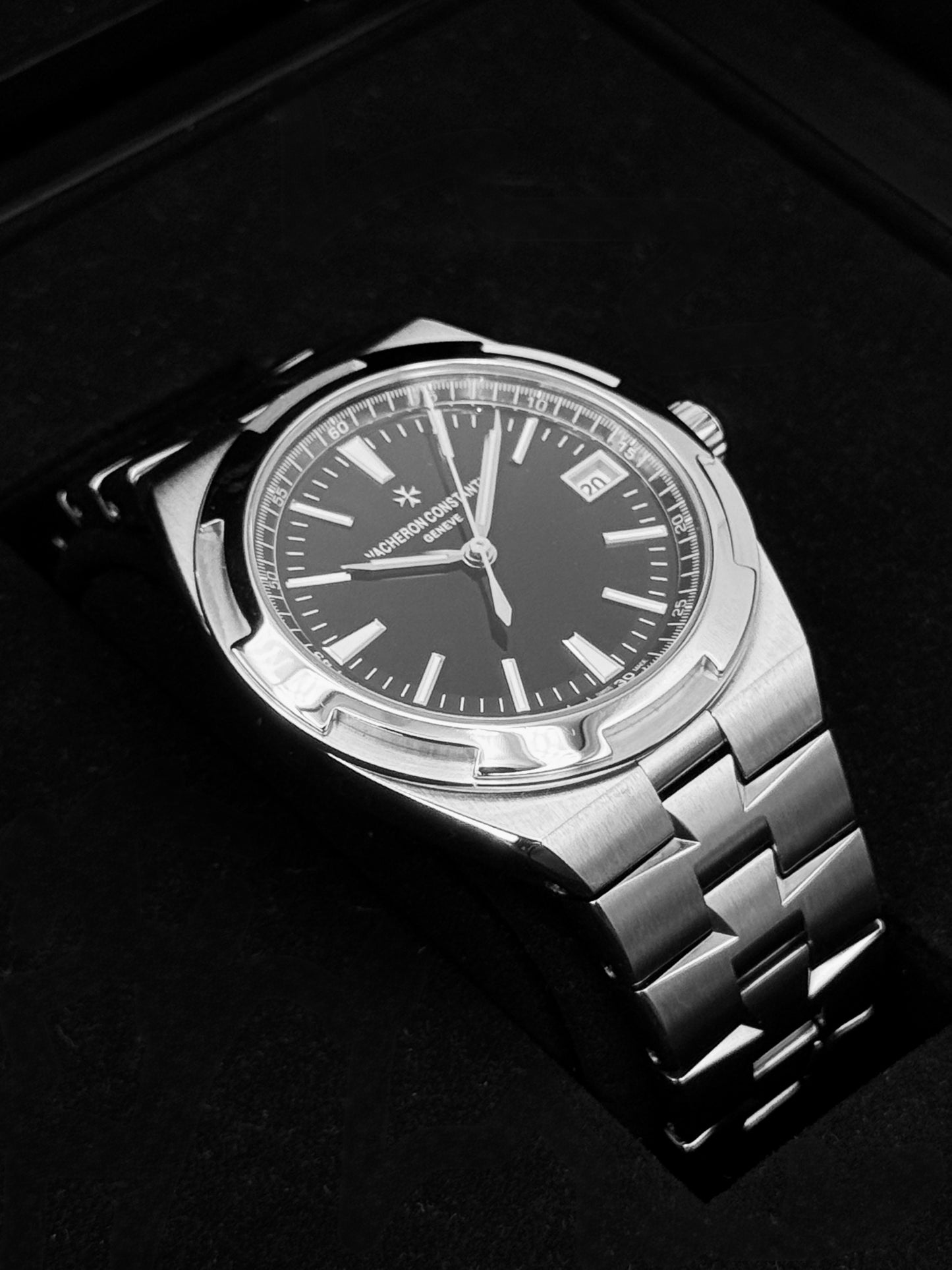 2021 Vacheron Constantin Overseas 41mm 4500V Stainless Black Dial