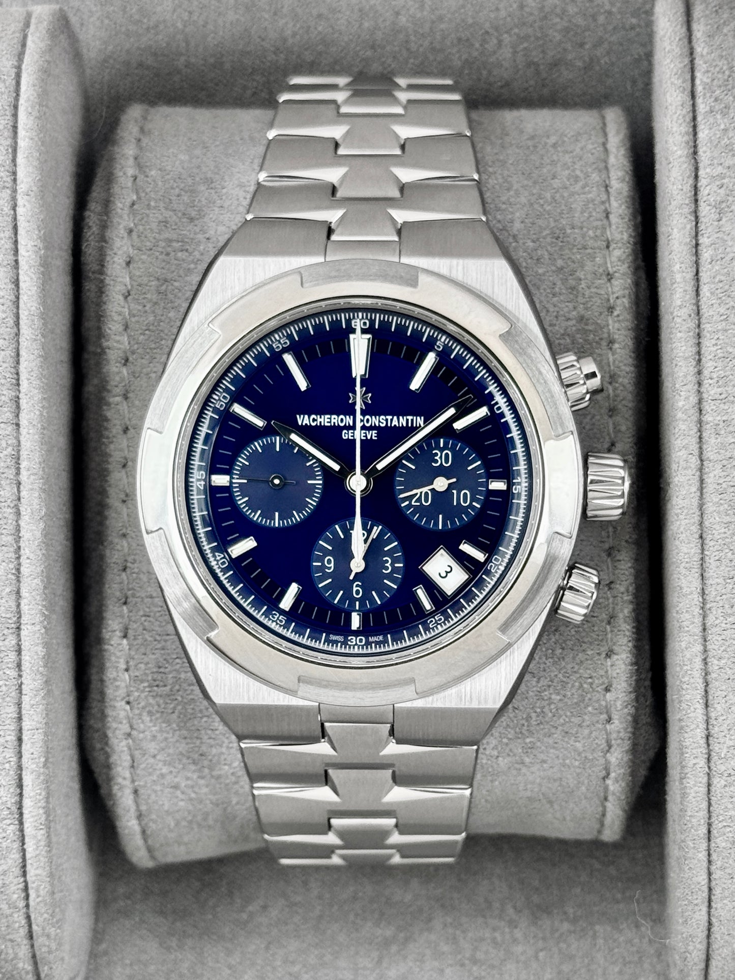 NEW 2026 Vacheron Constantin Overseas 42.5mm 5520V Stainless Steel Blue Dial