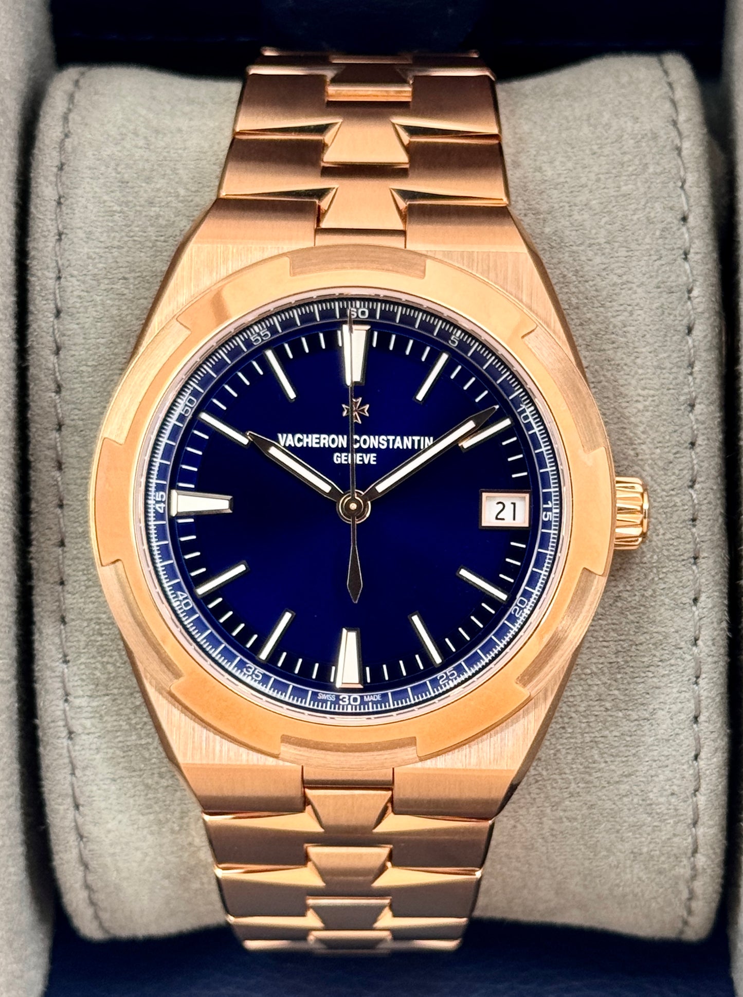 2024 Vacheron Constantin Overseas 41mm 4520V 18kt Pink Gold Blue Dial