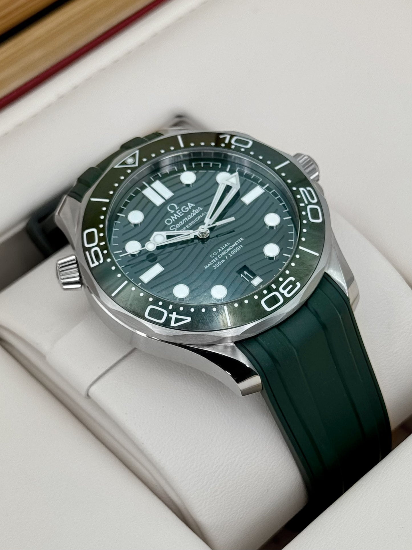2023 Omega Seamaster Master Chronometer 42mm 210.32.42.20.10.001 Green Dial