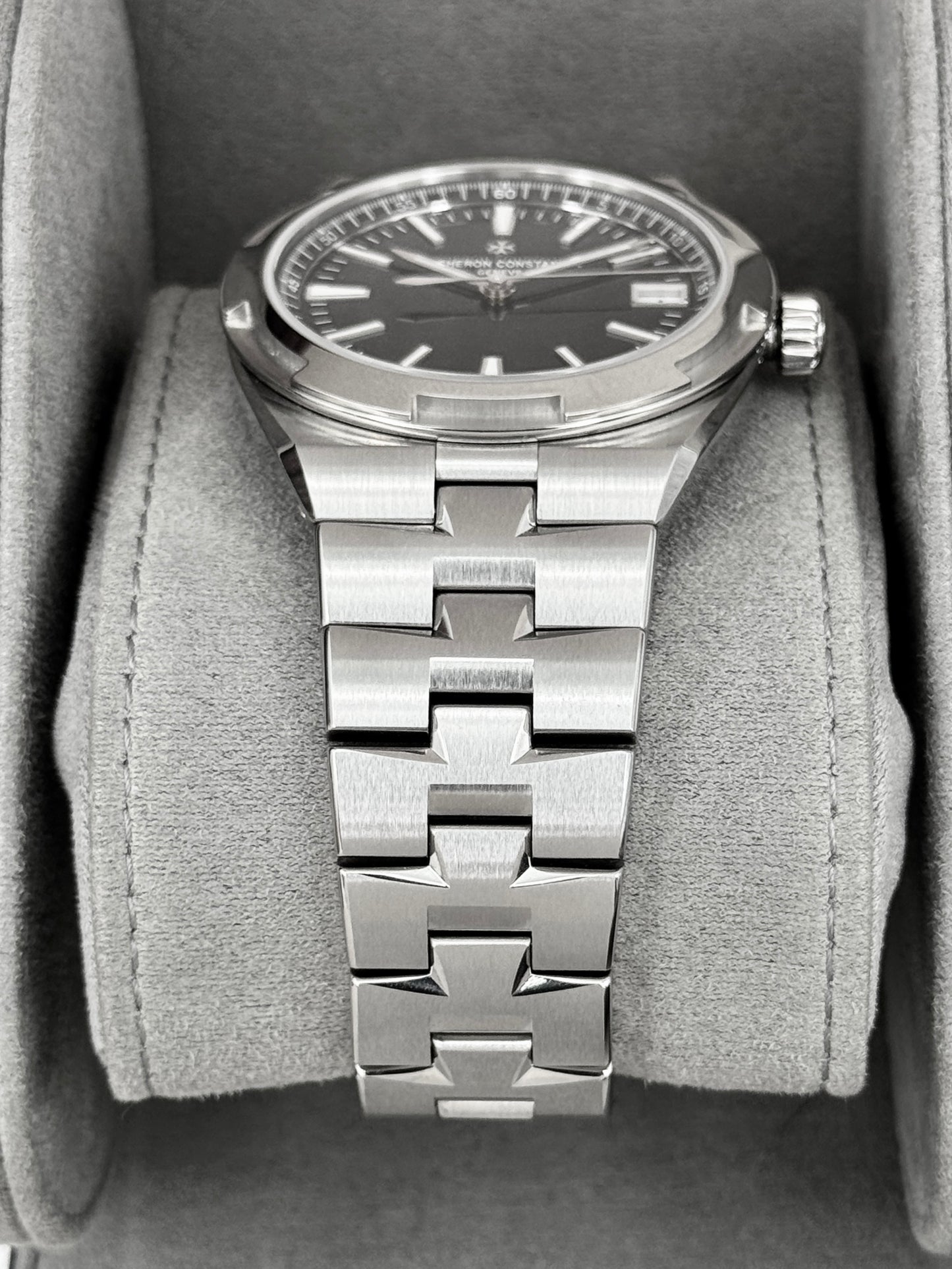 2026 Vacheron Constantin Overseas 41mm 4520V Stainless Steel Black Dial