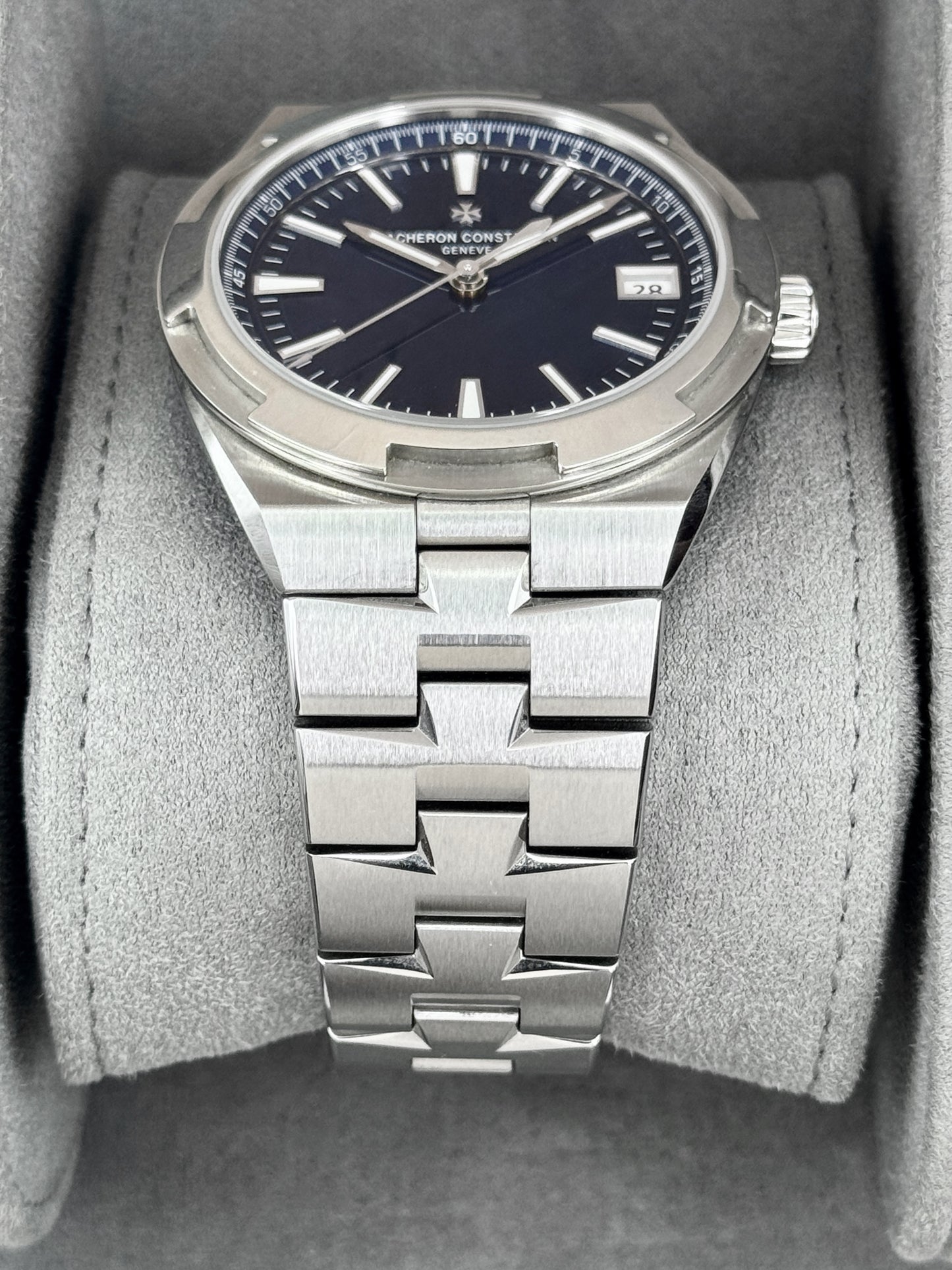 2025 Vacheron Constantin Overseas 41mm 4520V Stainless Steel Blue Dial