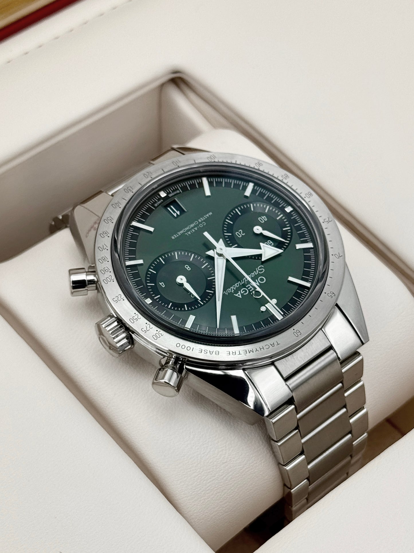 2023 Omega Speedmaster Master Chronometer 40mm 332.10.41.51.10.001 Green Dial