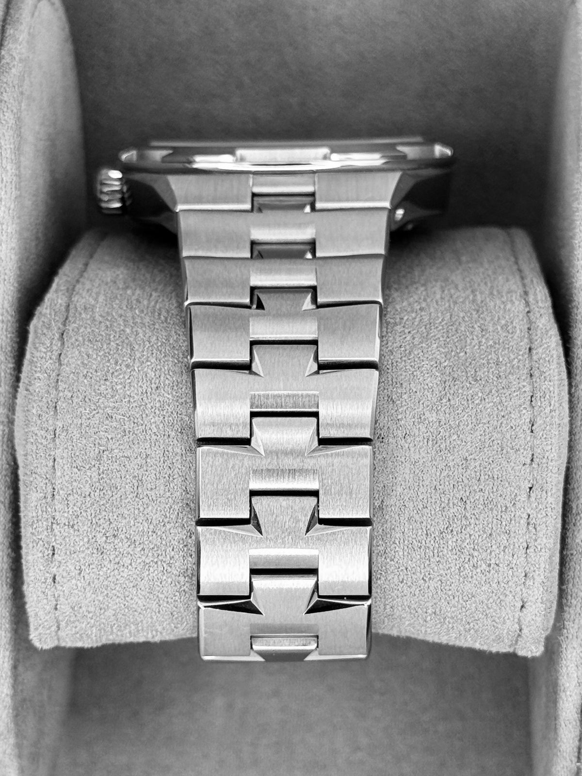 2025 Vacheron Constantin Overseas 41mm 4520V Stainless Steel Black Dial - MyWatchLLC