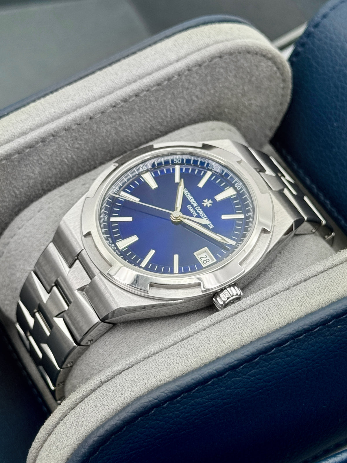 2025 Vacheron Constantin Overseas 41mm 4520V Stainless Steel Blue Dial