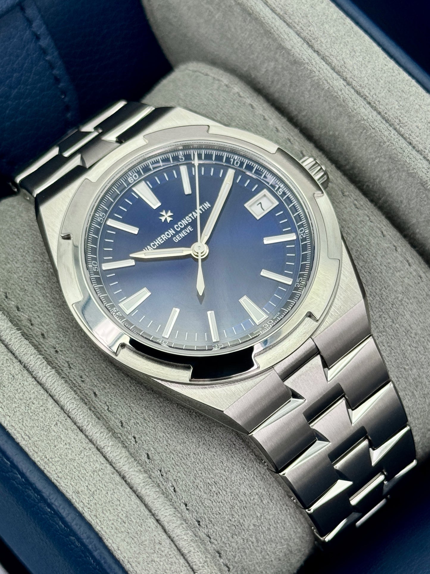 2025 Vacheron Constantin Overseas 41mm 4520V Stainless Steel Blue Dial