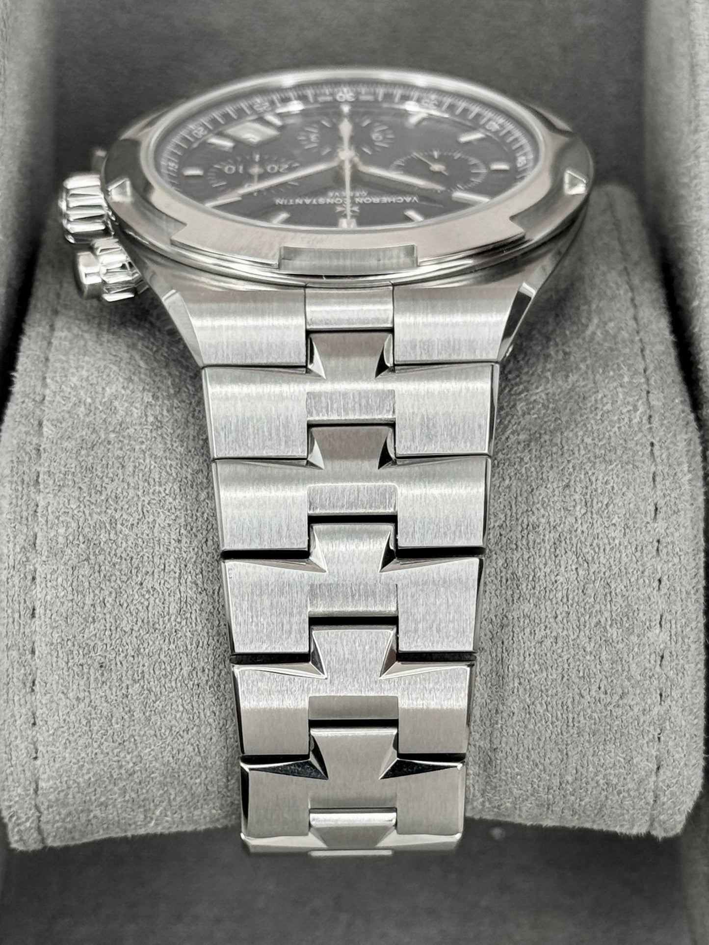 2025 Vacheron Constantin Overseas 42.5mm 5520V Stainless Steel Blue Dial