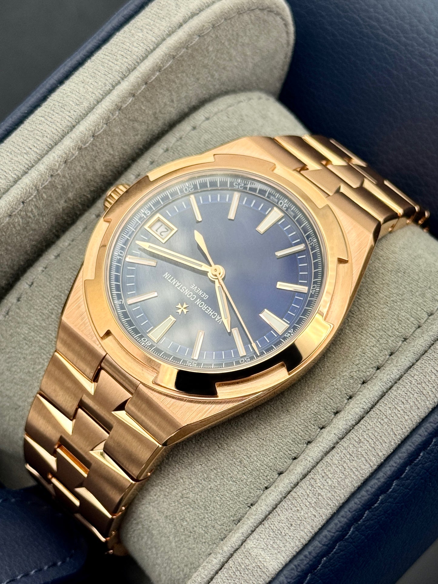 2024 Vacheron Constantin Overseas 41mm 4520V 18kt Pink Gold Blue Dial