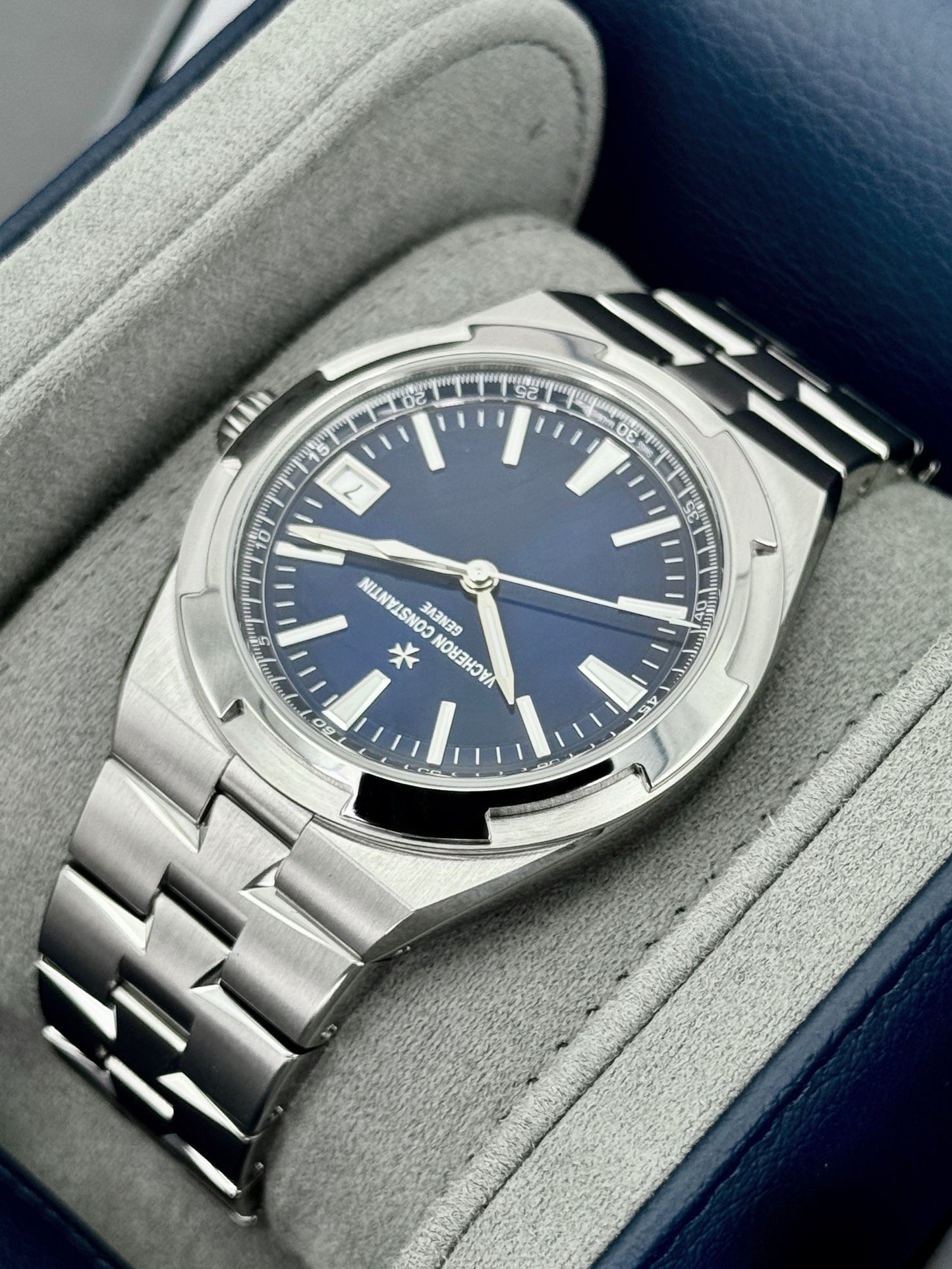 2025 Vacheron Constantin Overseas 41mm 4520V Stainless Steel Blue Dial