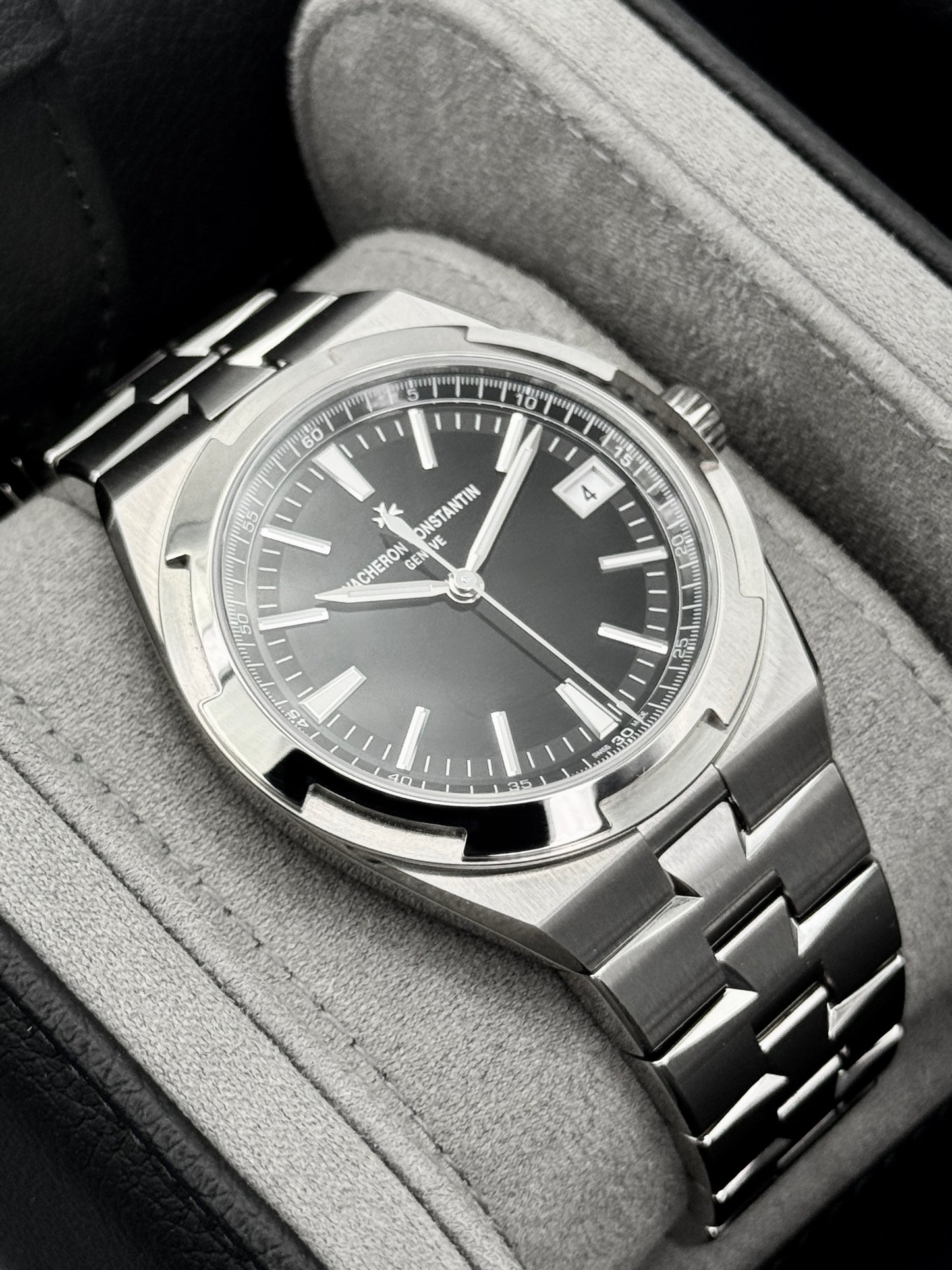 2026 Vacheron Constantin Overseas 41mm 4520V Stainless Steel Black Dial