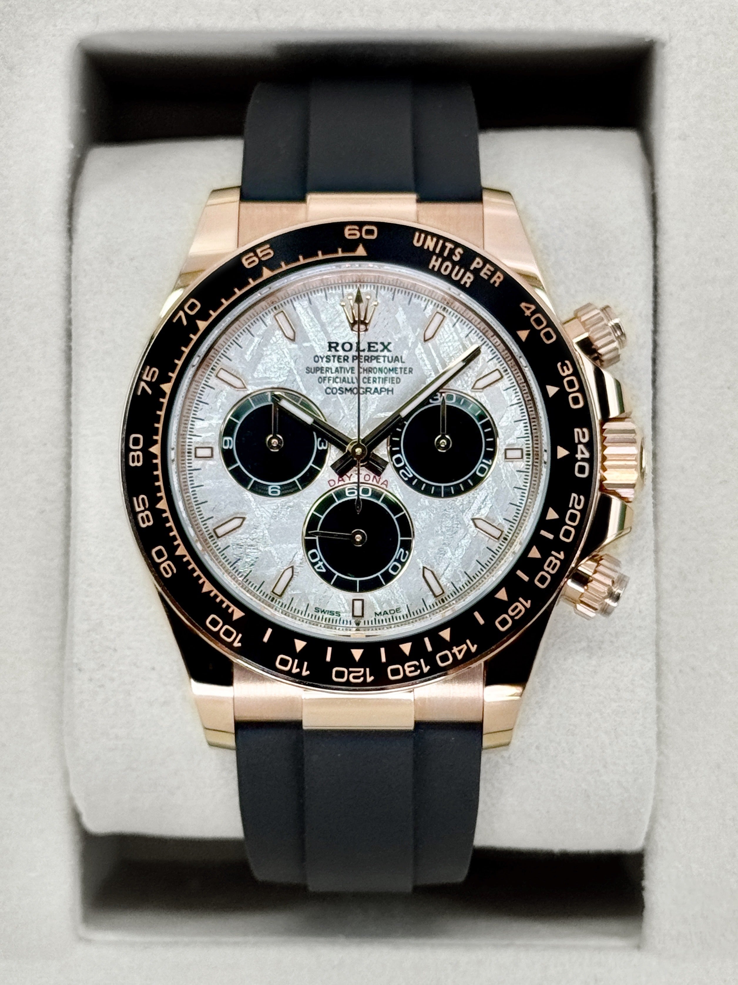 126 黄金色に輝く　テーブル 2022 Rolex Sky-Dweller 42mm 326235 Rose Gold Oysterflex Chocolate Dial