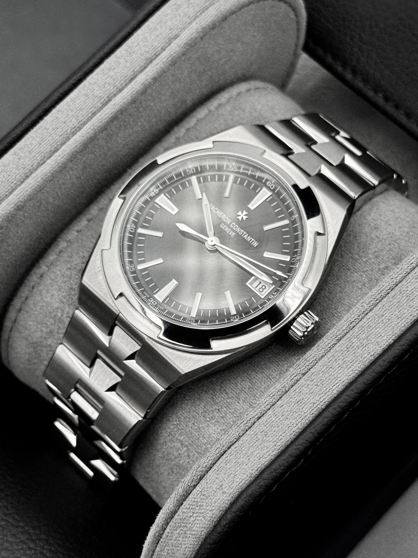 2026 Vacheron Constantin Overseas 41mm 4520V Stainless Steel Black Dial
