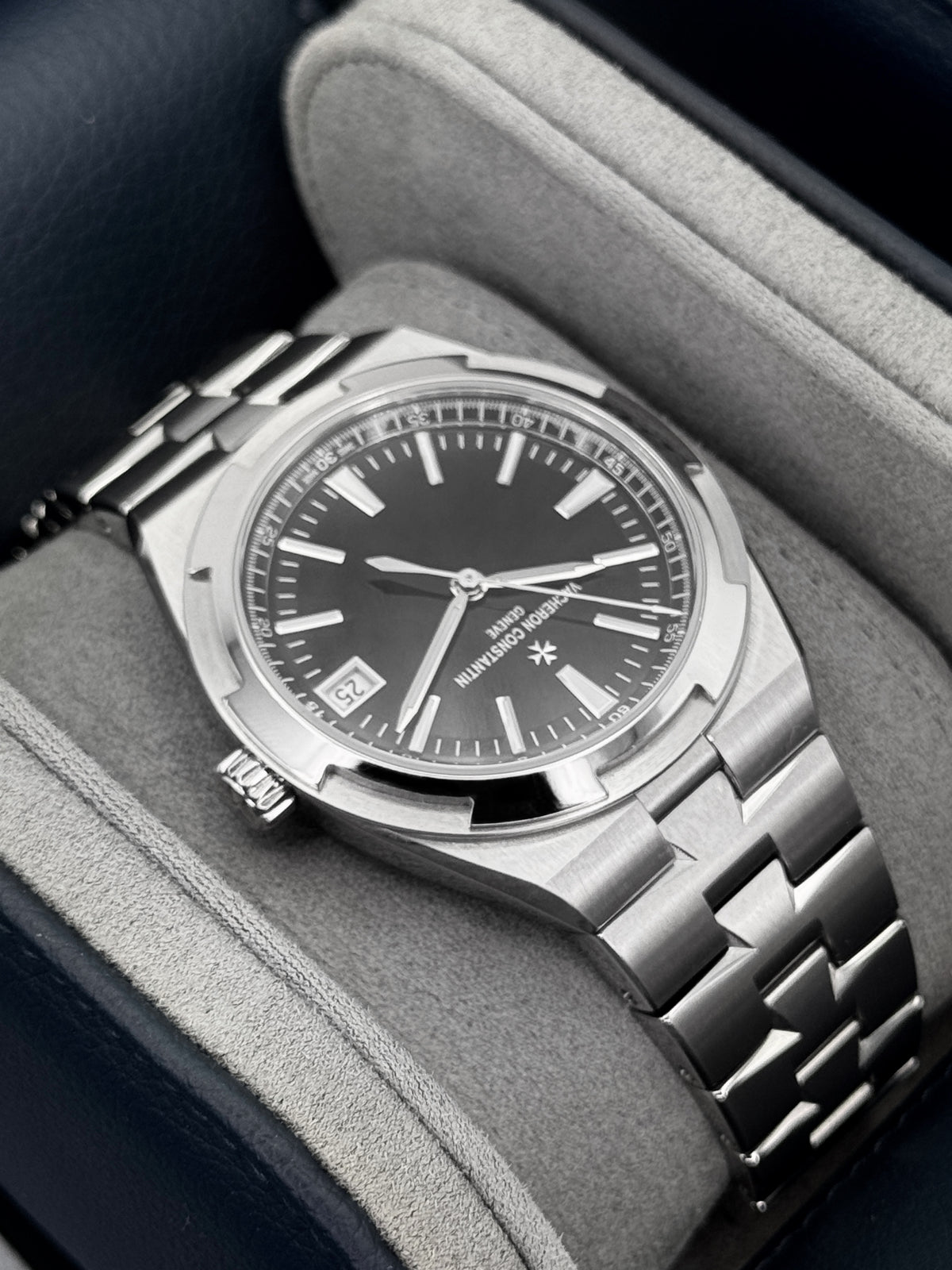 2025 Vacheron Constantin Overseas 41mm 4520V Stainless Steel Black Dial - MyWatchLLC