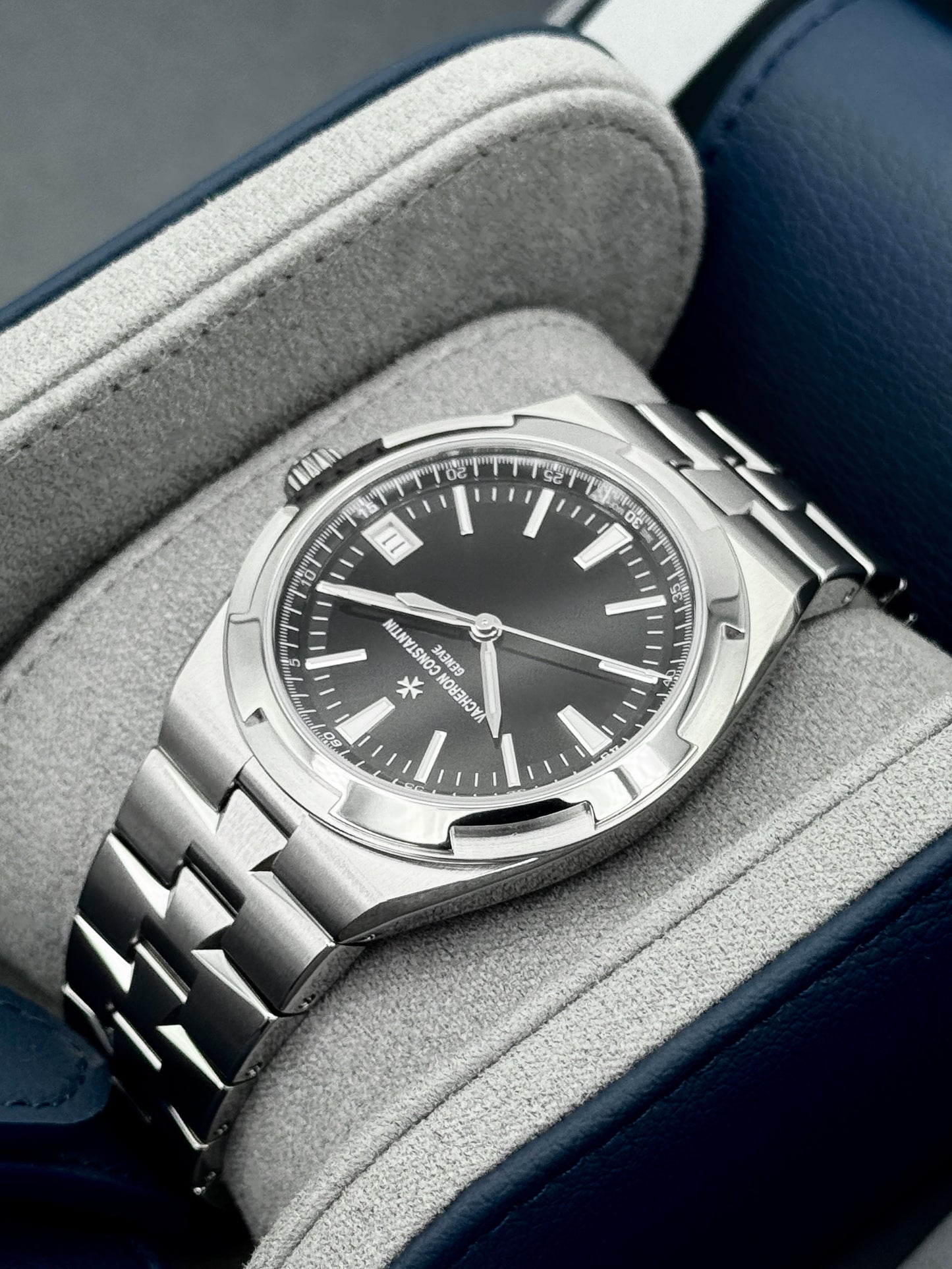 NEW 2026 Vacheron Constantin Overseas 41mm 4520V Stainless Steel Black Dial
