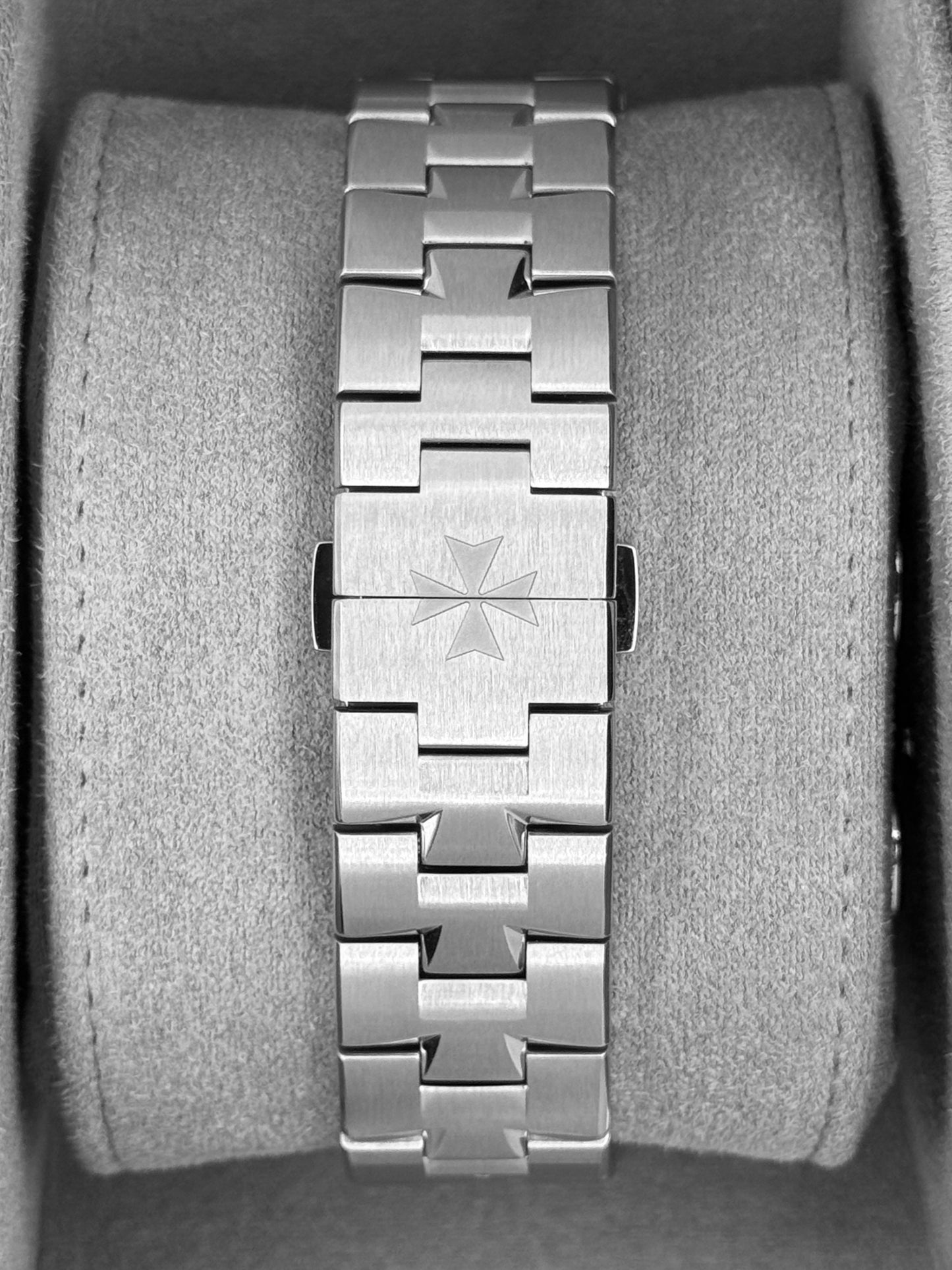 2025 Vacheron Constantin Overseas 42.5mm 5520V Stainless Steel Blue Dial