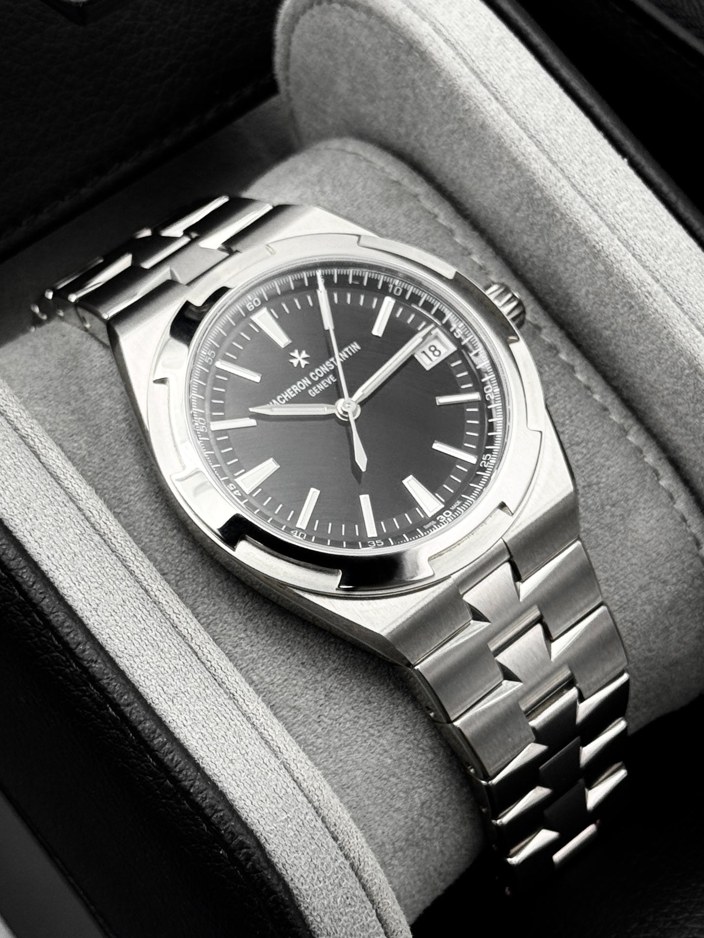 2026 Vacheron Constantin Overseas 41mm 4520V Stainless Steel Black Dial