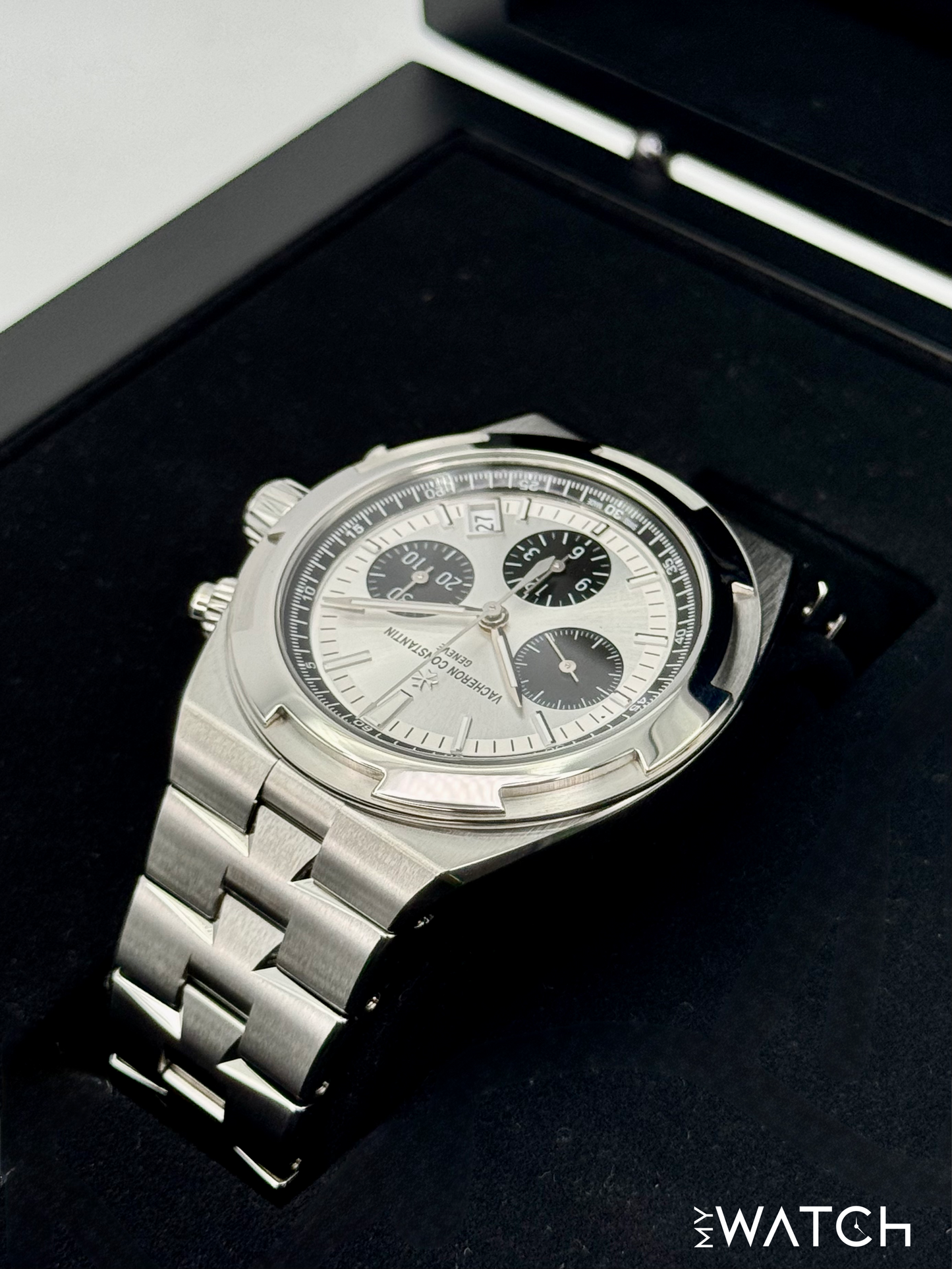 2024 Vacheron Constantin Overseas 42.5mm 5520V Stainless Steel Silver Dial