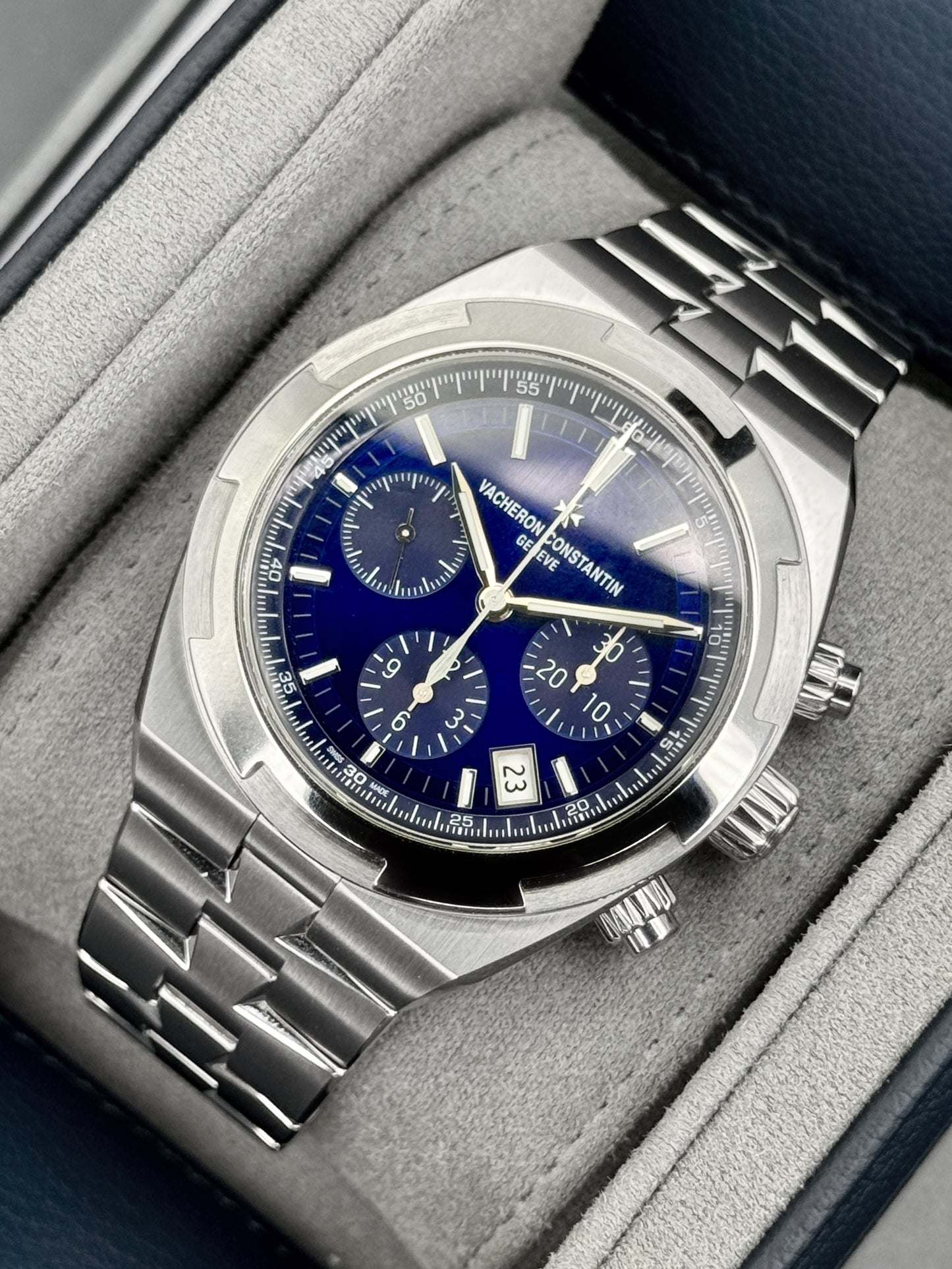 2025 Vacheron Constantin Overseas 42.5mm 5520V Stainless Steel Blue Dial