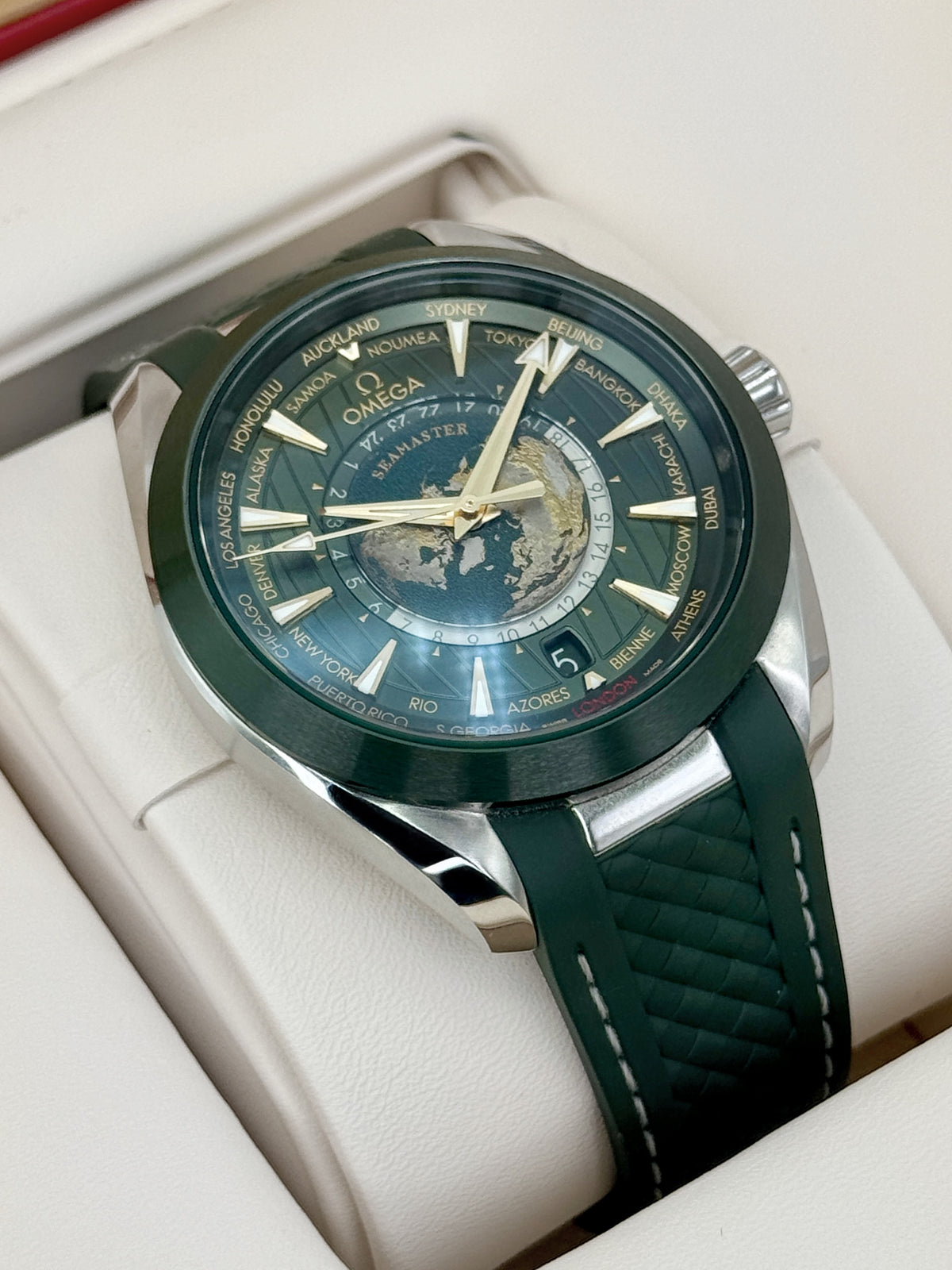 2025 Omega Seamaster Aqua Terra Worldtimer 43mm 220.32.43.22.10.001 Green Dial