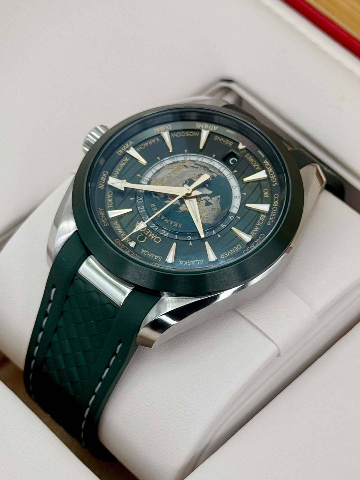 2025 Omega Seamaster Aqua Terra Worldtimer 43mm 220.32.43.22.10.001 Green Dial