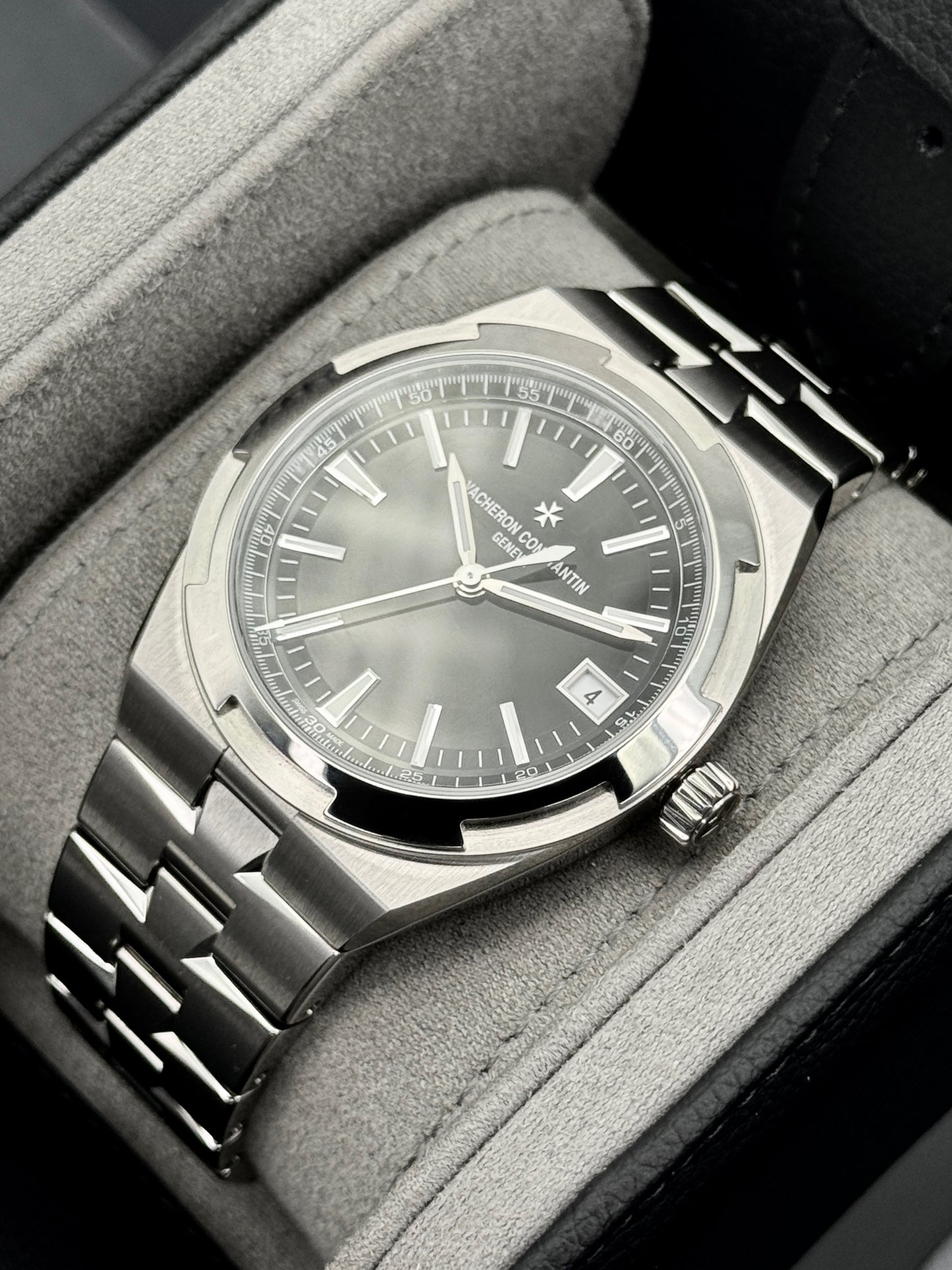 2026 Vacheron Constantin Overseas 41mm 4520V Stainless Steel Black Dial