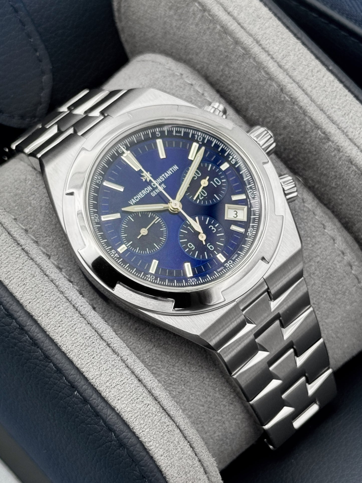 NEW 2026 Vacheron Constantin Overseas 42.5mm 5520V Stainless Steel Blue Dial