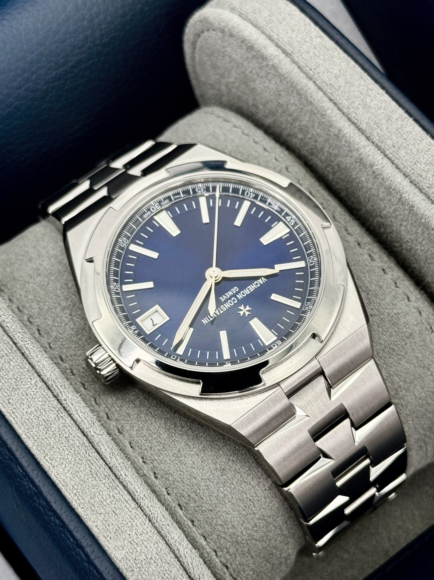 2025 Vacheron Constantin Overseas 41mm 4520V Stainless Steel Blue Dial