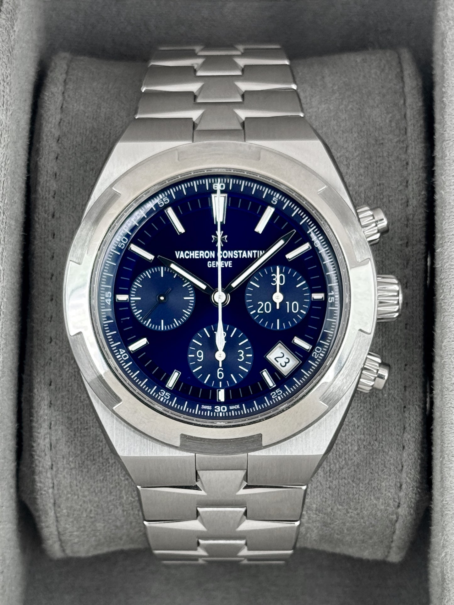 2025 Vacheron Constantin Overseas 42.5mm 5520V Stainless Steel Blue Dial