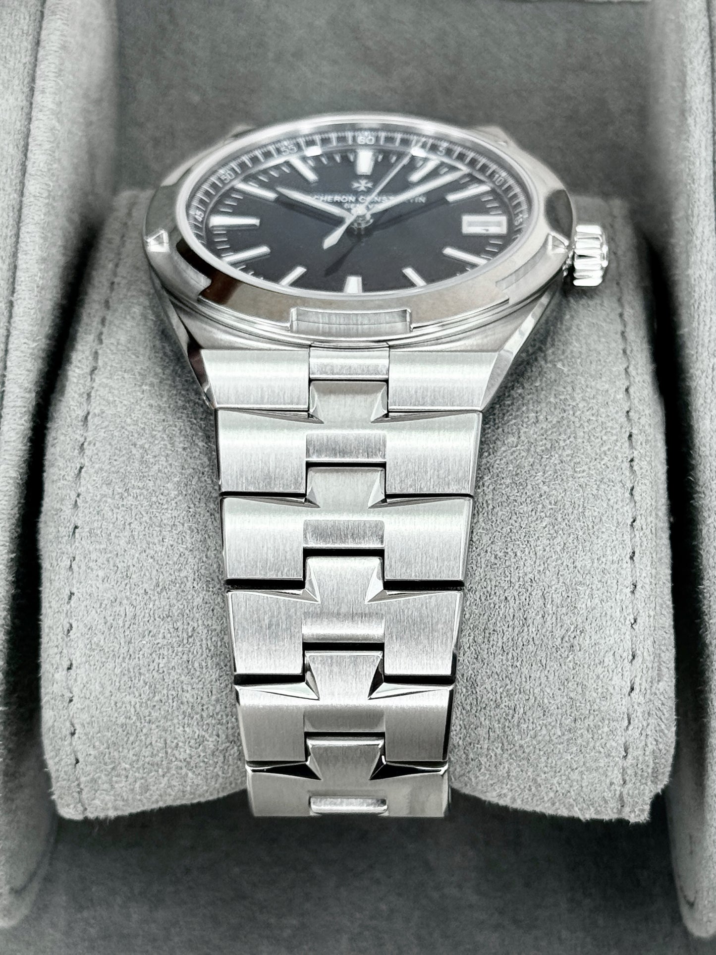 2025 Vacheron Constantin Overseas 41mm 4520V Stainless Steel Blue Dial