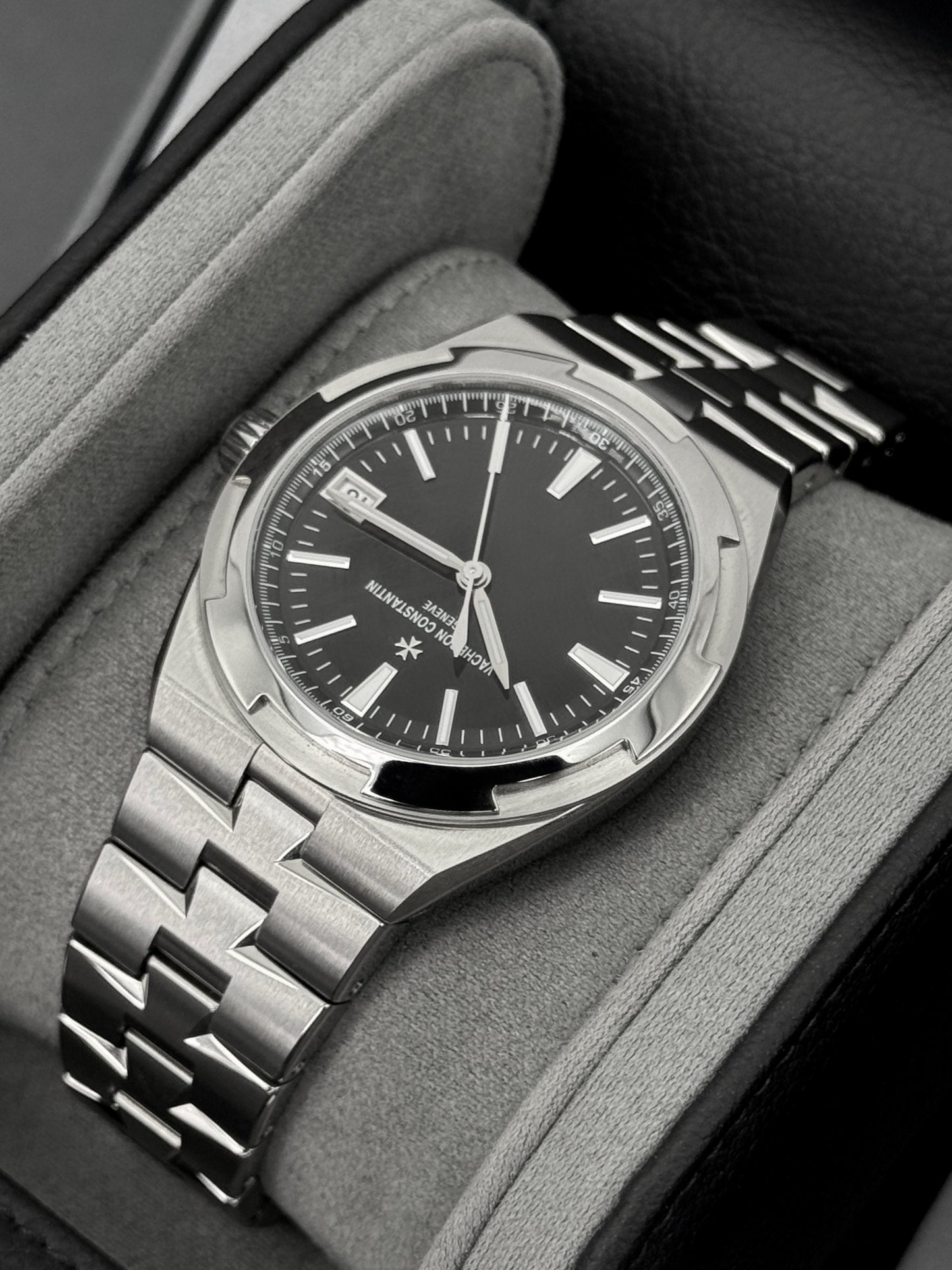 2026 Vacheron Constantin Overseas 41mm 4520V Stainless Steel Black Dial