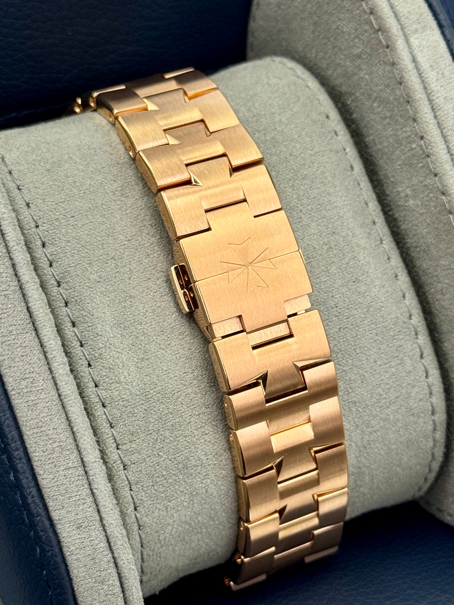 2024 Vacheron Constantin Overseas 41mm 4520V 18kt Pink Gold Blue Dial