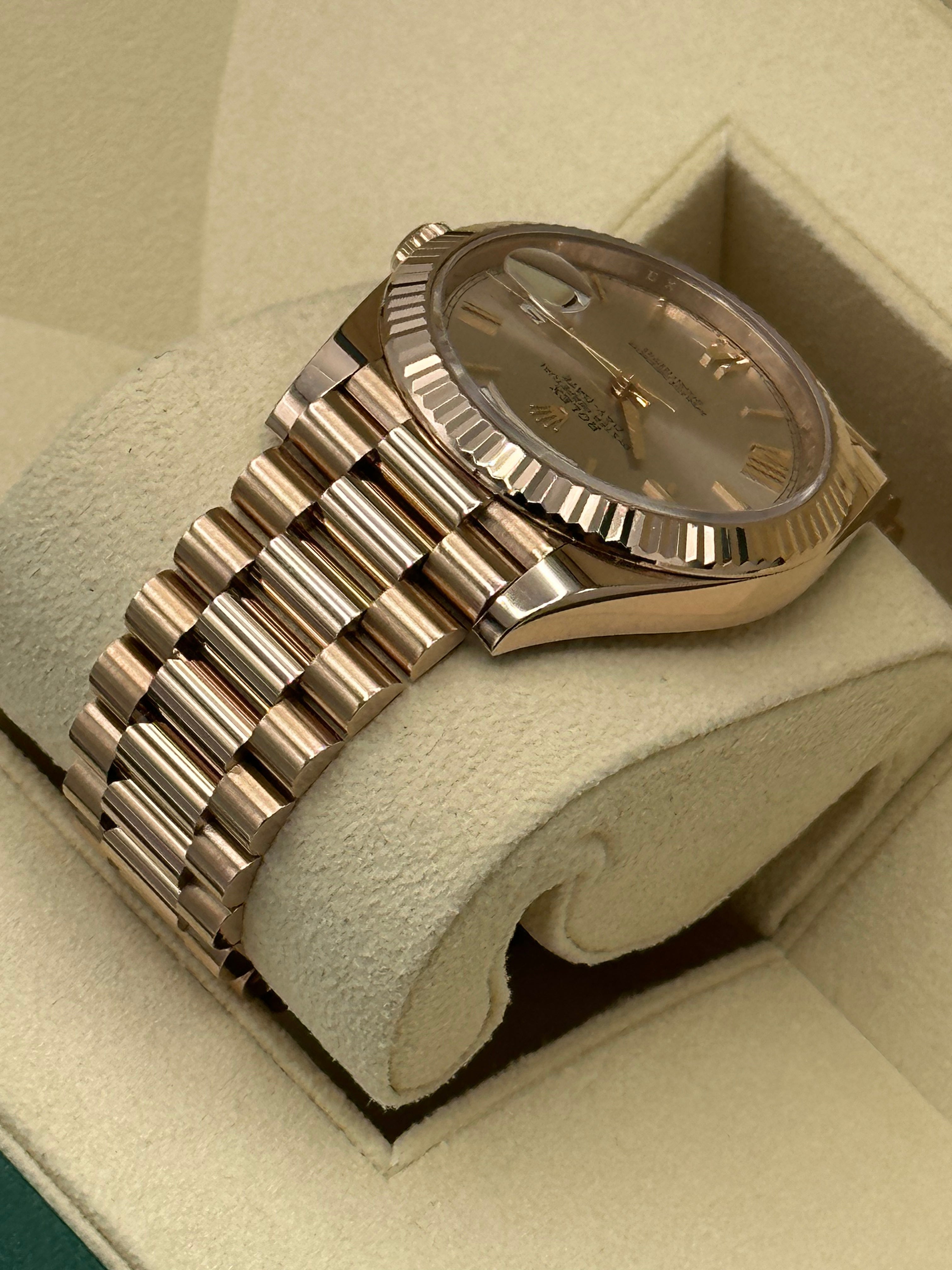 Rolex day date 40 outlet rose gold sundust dial