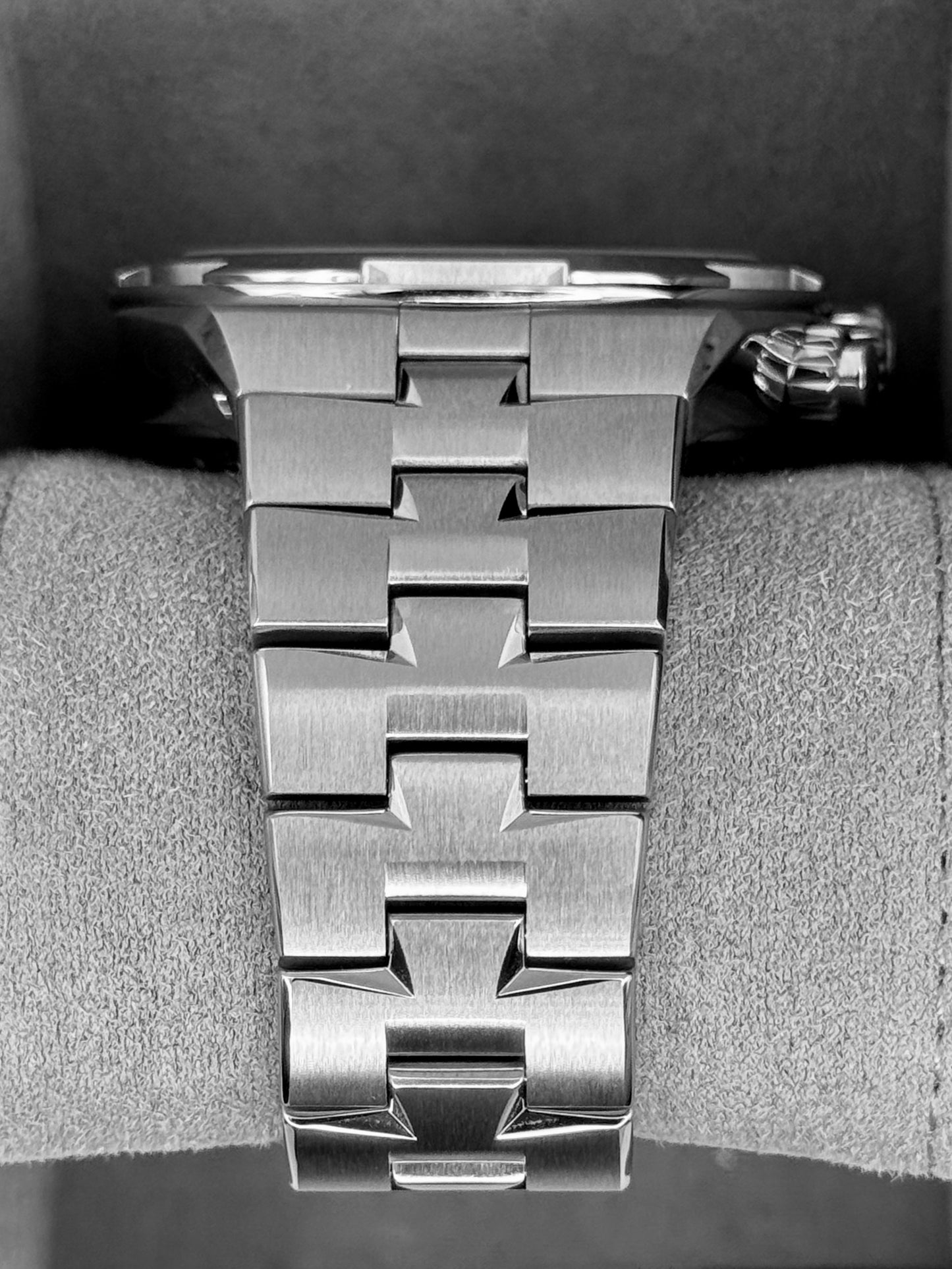 2025 Vacheron Constantin Overseas 42.5mm 5520V Stainless Steel Blue Dial