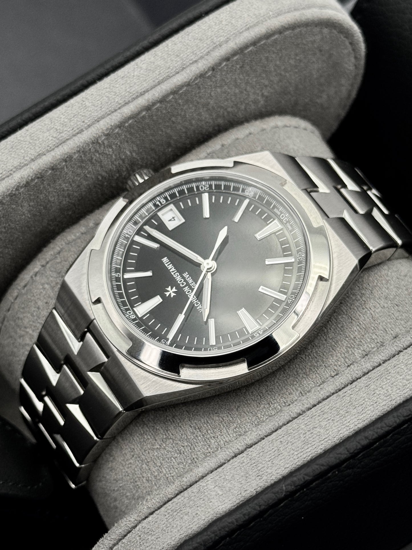 2026 Vacheron Constantin Overseas 41mm 4520V Stainless Steel Black Dial
