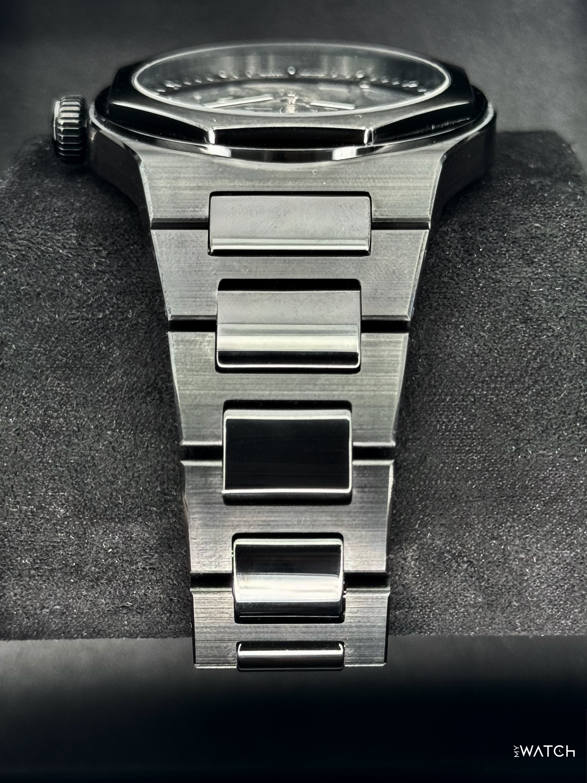 NEW 2025 Girard-Perregaux Laureato 42mm 81015-32-001-32A Black Skelton Dial - MyWatchLLC
