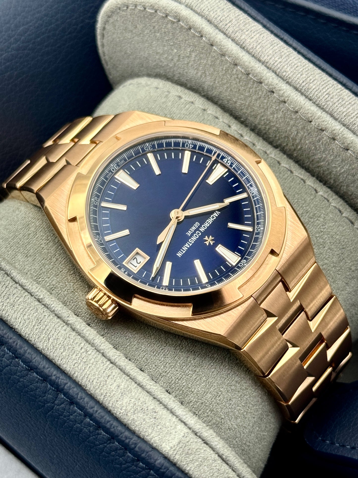 2024 Vacheron Constantin Overseas 41mm 4520V 18kt Pink Gold Blue Dial